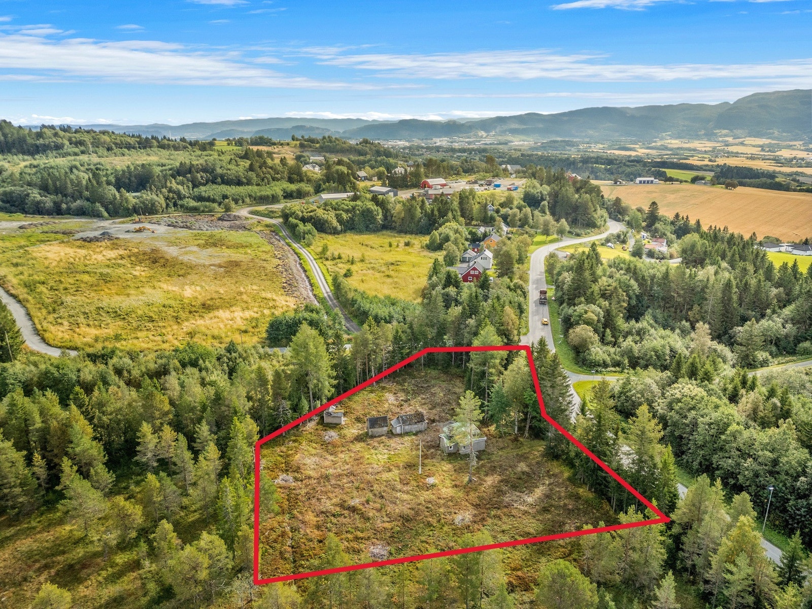 Dette er kun et estimat av tomtegrensen og avvik vil forekomme. Se ellers vedlagt matrikkelbrev. Galleribilde