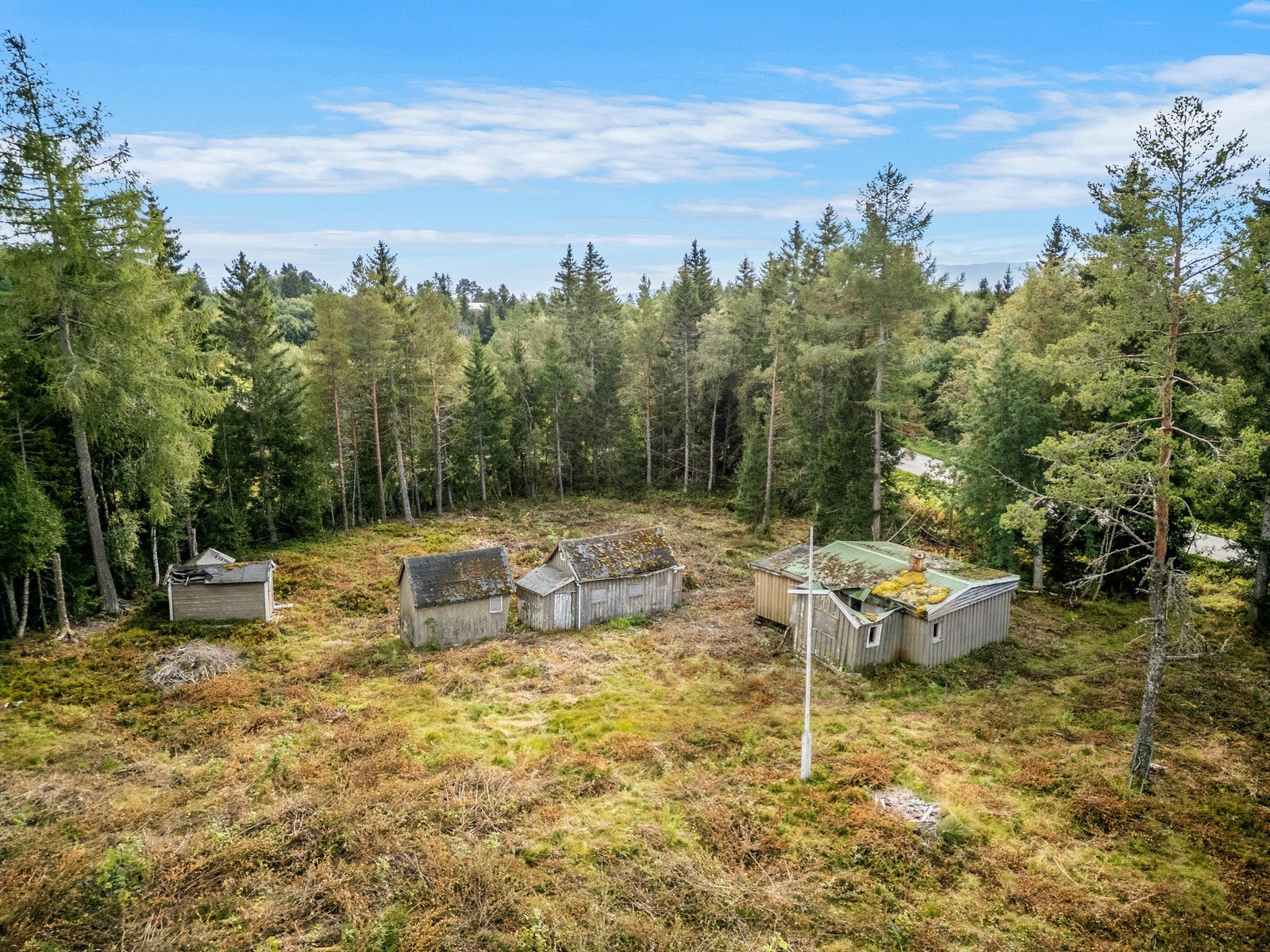Eiendommen består av en enebolig og 3 garasje/uthus/anneks. Galleribilde