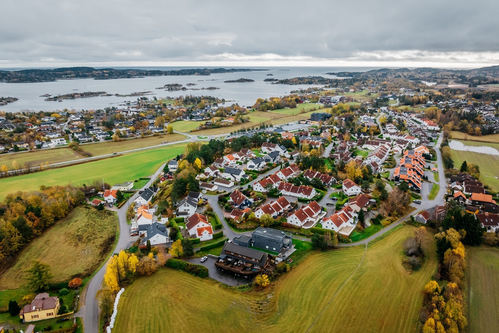 Nærområdet tatt med drone, her ser man at det er ikke bare landlig idyll men også kort vei til sjø. Galleribilde