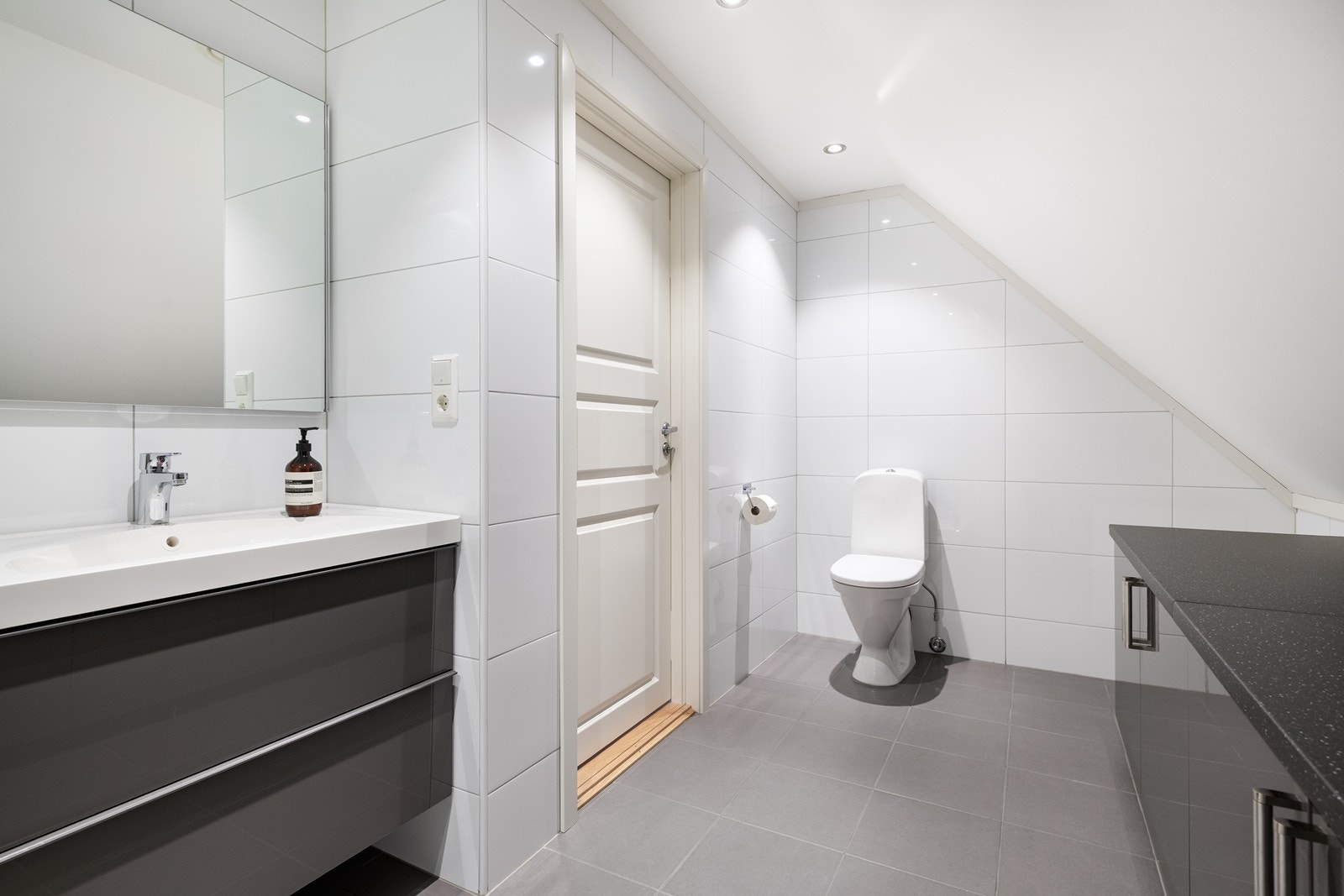 Badet i 3 etasje er fra byggeår 2015, med dusjkabinett, wc og servant med skuffeinnredning. Galleribilde