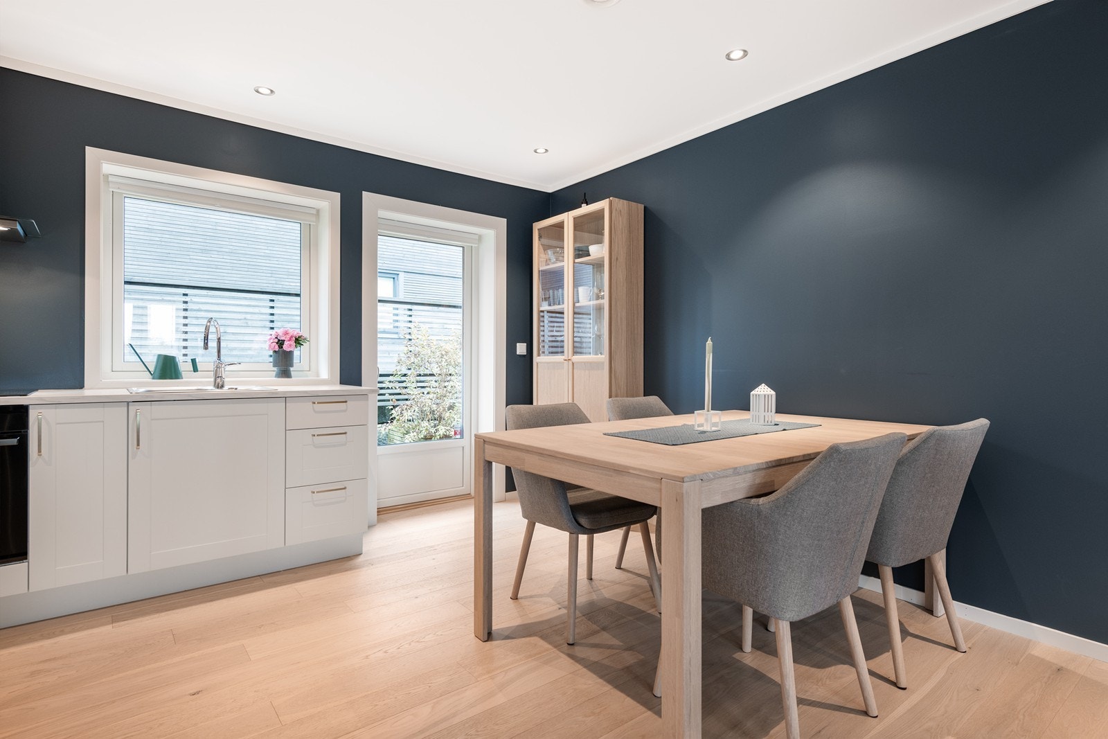 Fra kjøkkenet har man utgang til en fin liten hageflekk, perfekt for deg som liker ha litt planter eller dyrke noen grønnsaker og urter. Galleribilde