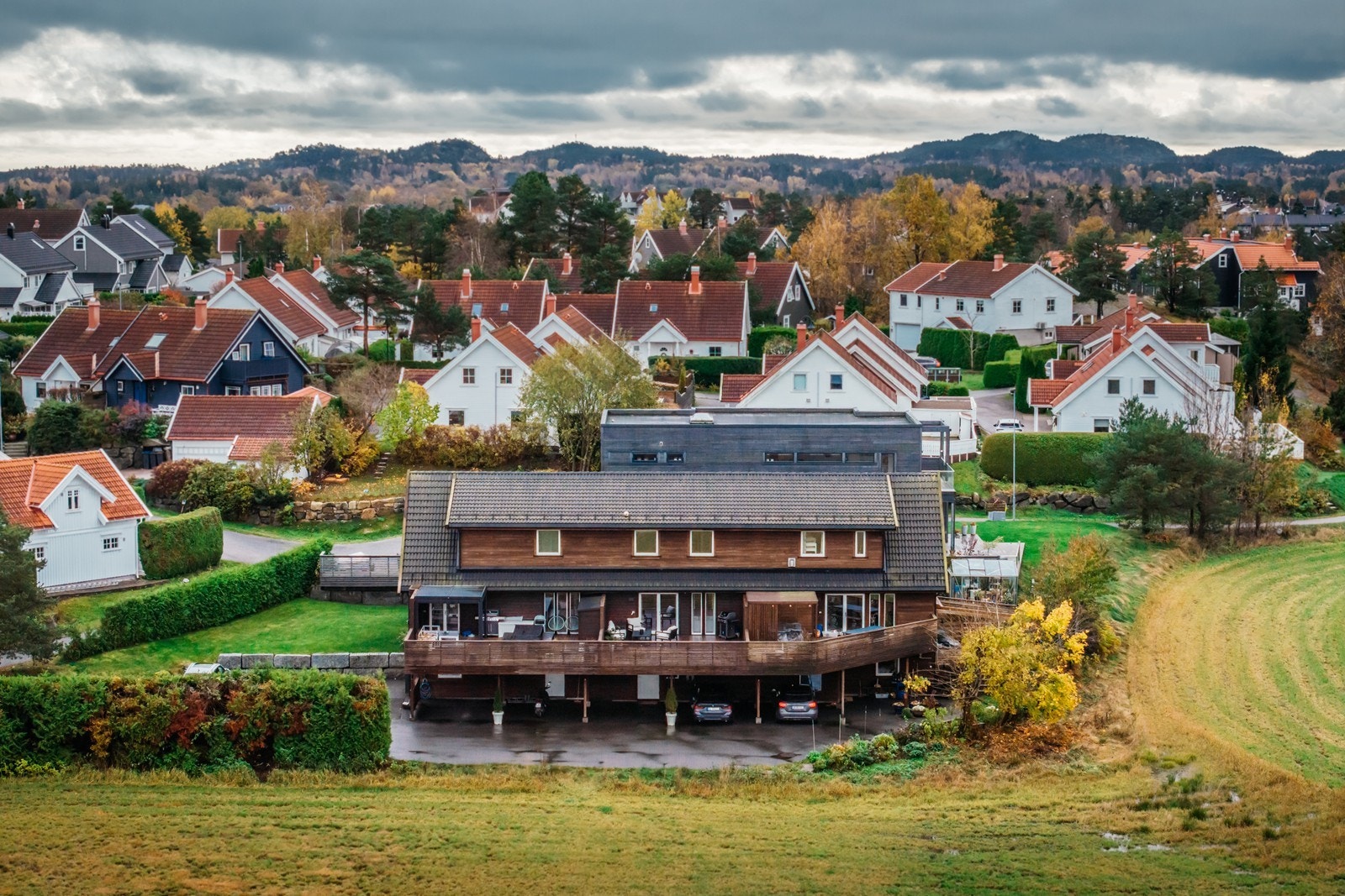 3 boenheter totalt, og enheten som selges ligger i midten. Galleribilde