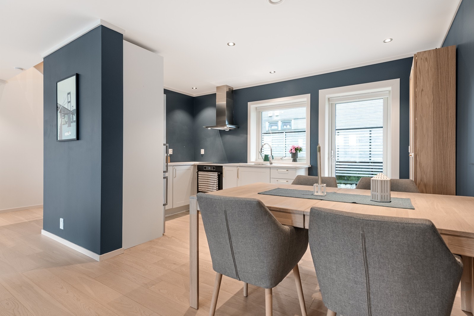 Kjøkkenet er pent og delikat og det er plass for spisegruppe, som gir en naturlig soneinndeling. Galleribilde