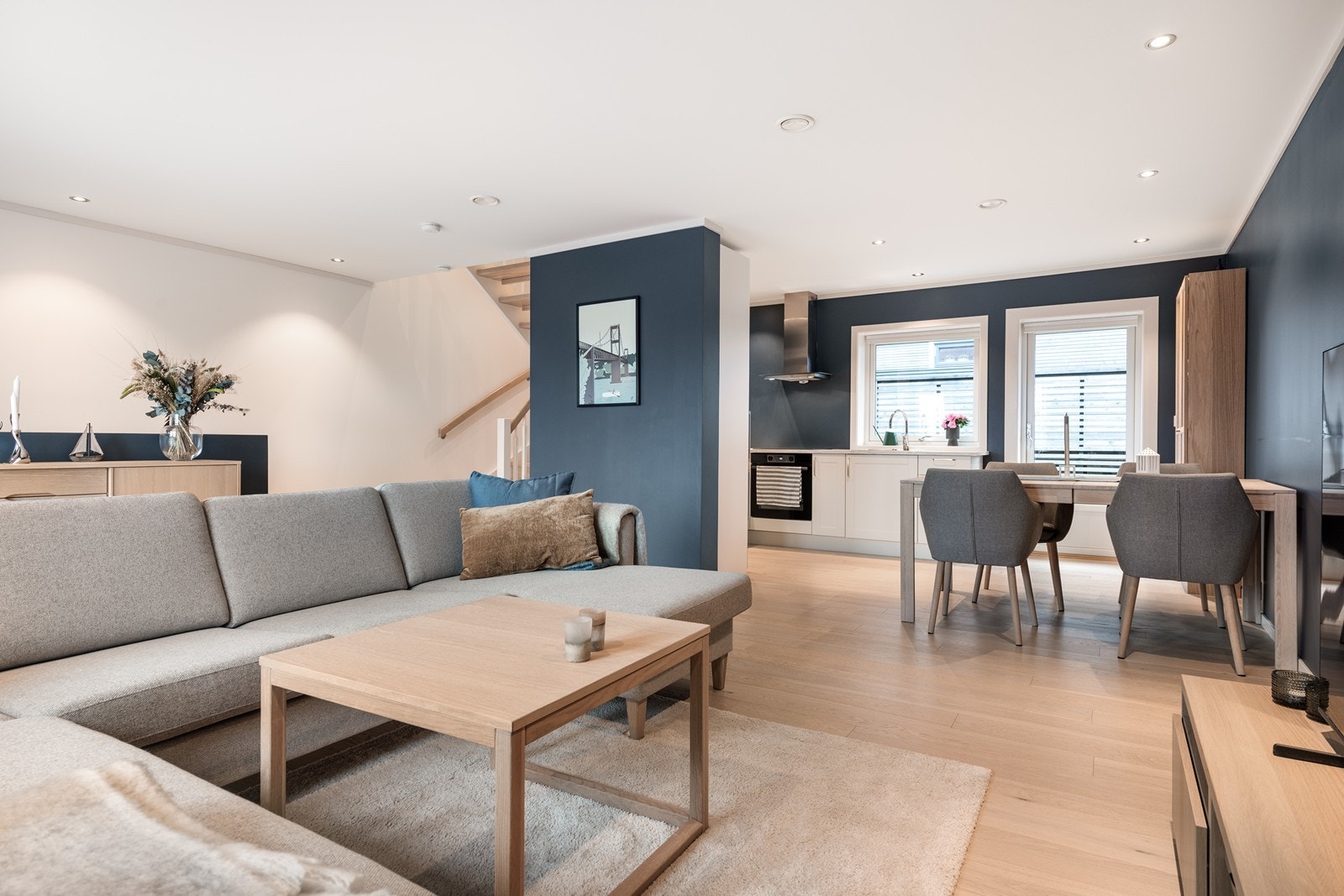 Velkommen opp i 2 etasje. Her er det åpen stue/kjøkkenløsning med utgang til en liten hage på den ene siden og stor veranda på den andre Galleribilde