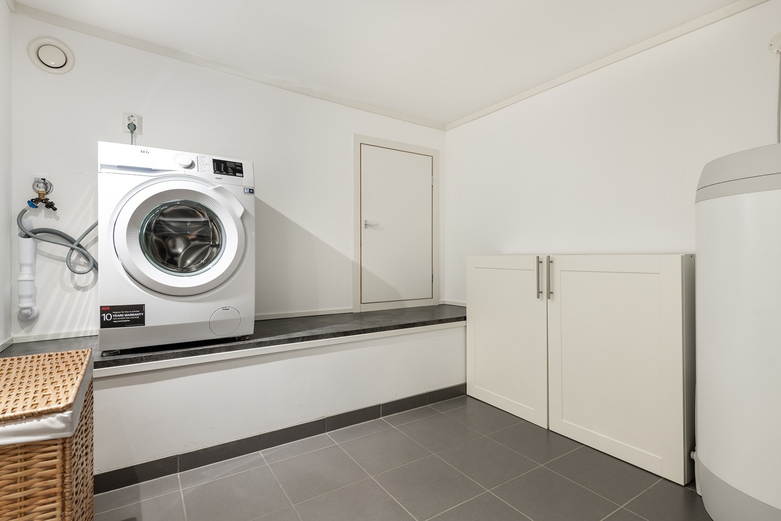 Vaskerom med mye lagringsplass Galleribilde