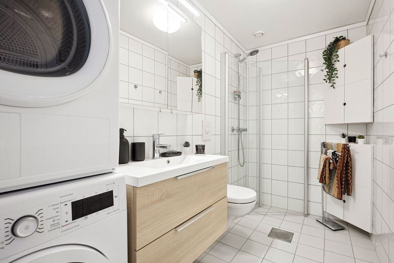 Flislagt bad med varmekabler, vaskemaskin medfølger Galleribilde