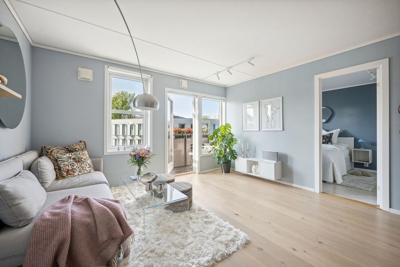 Stor stue med sofagruppe og stuebord Galleribilde