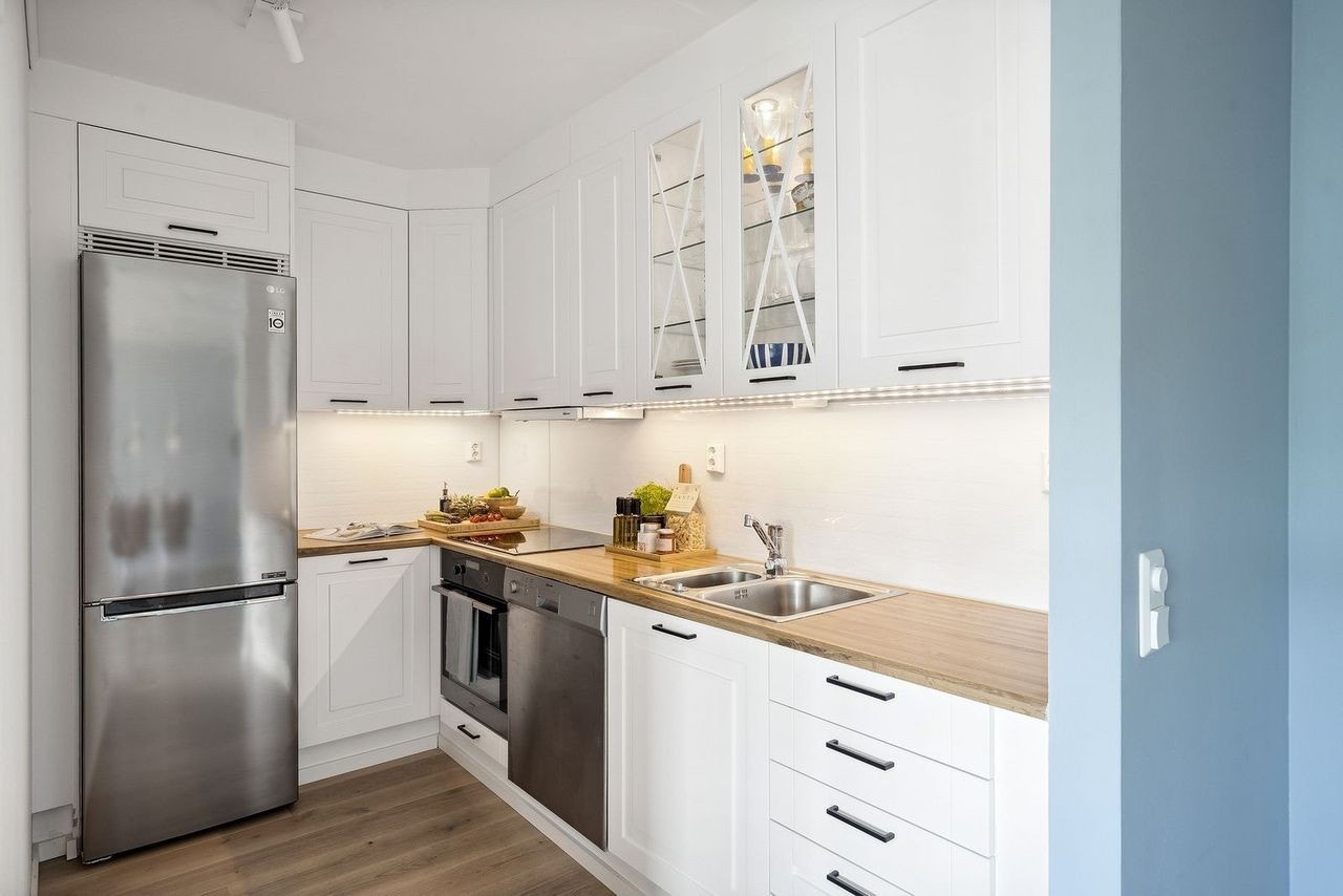 Moderne kjøkken med god plass til oppbevaring Galleribilde