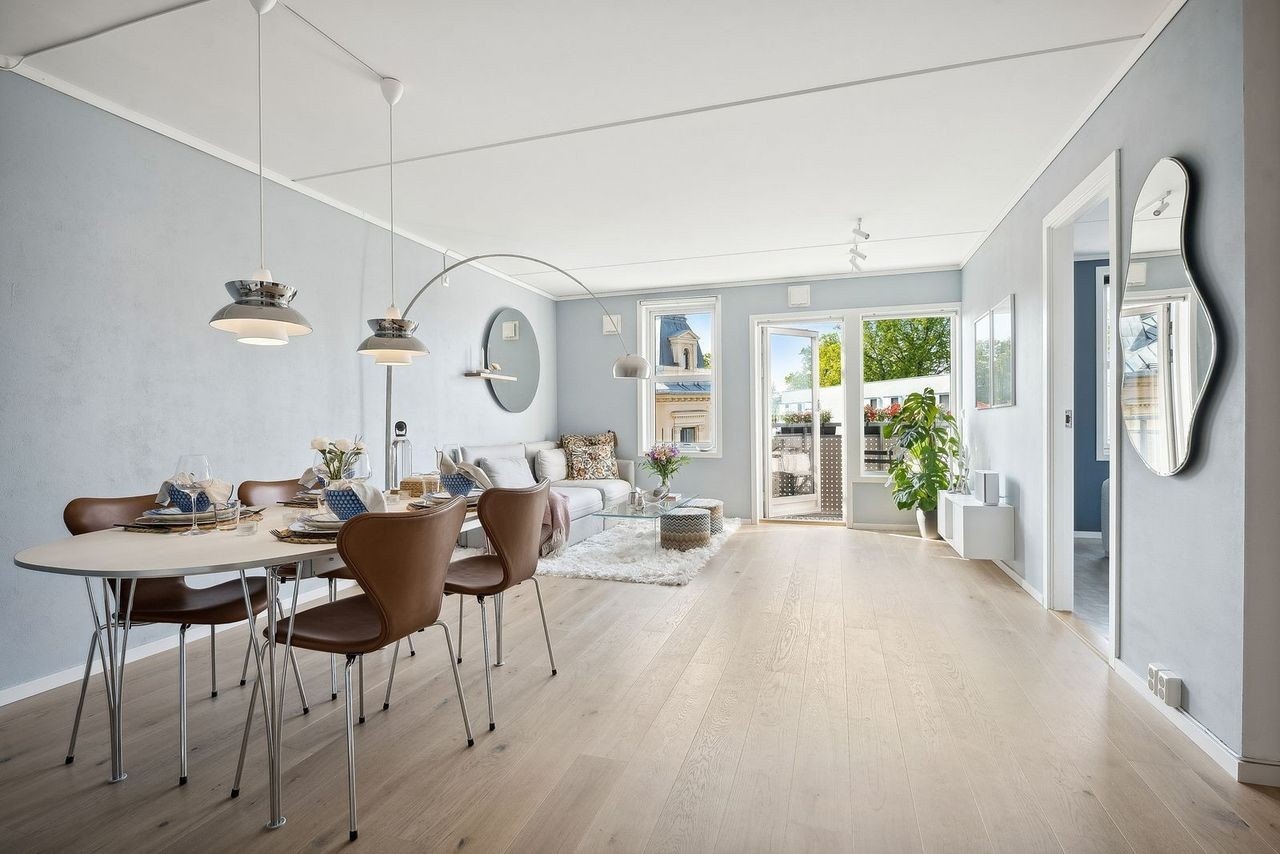 Stuen har god plass til spisebord Galleribilde