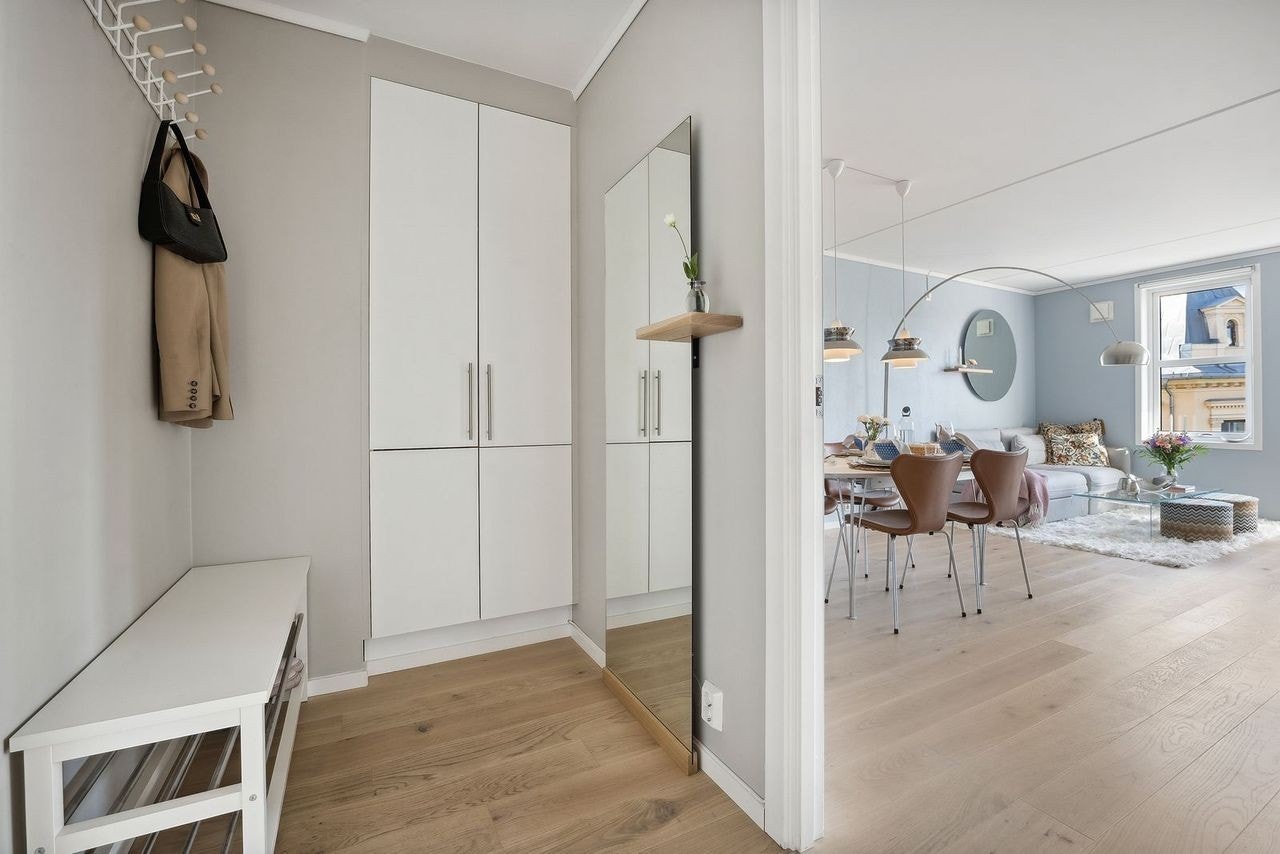 Romslig entre med integrert garderobeskap Galleribilde