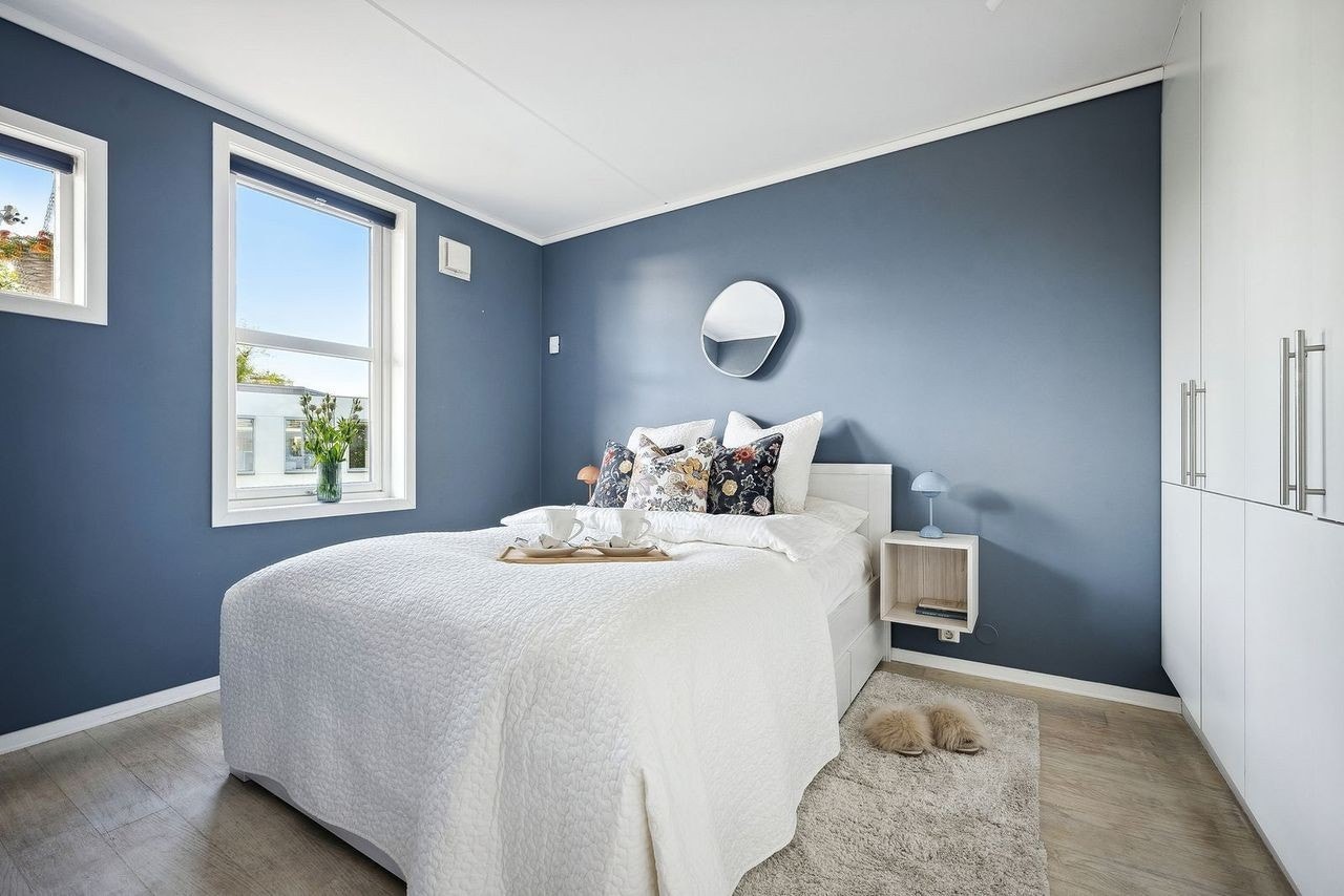 Stort og lyst soverom med dobbeltseng Galleribilde