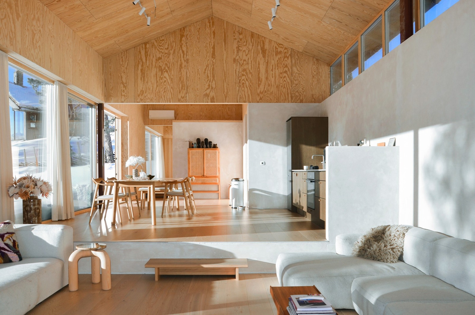Her kombineres funksjonalitet og stilren estetikk med rene materialer i harmoni med omkringliggende natur. Galleribilde