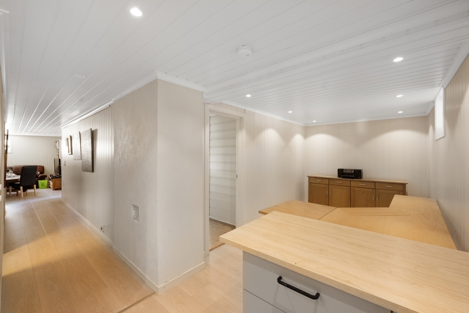 I 2019 ble deler av sokkeletasjen innredet med kjøkken, bad, stue og soverom Galleribilde