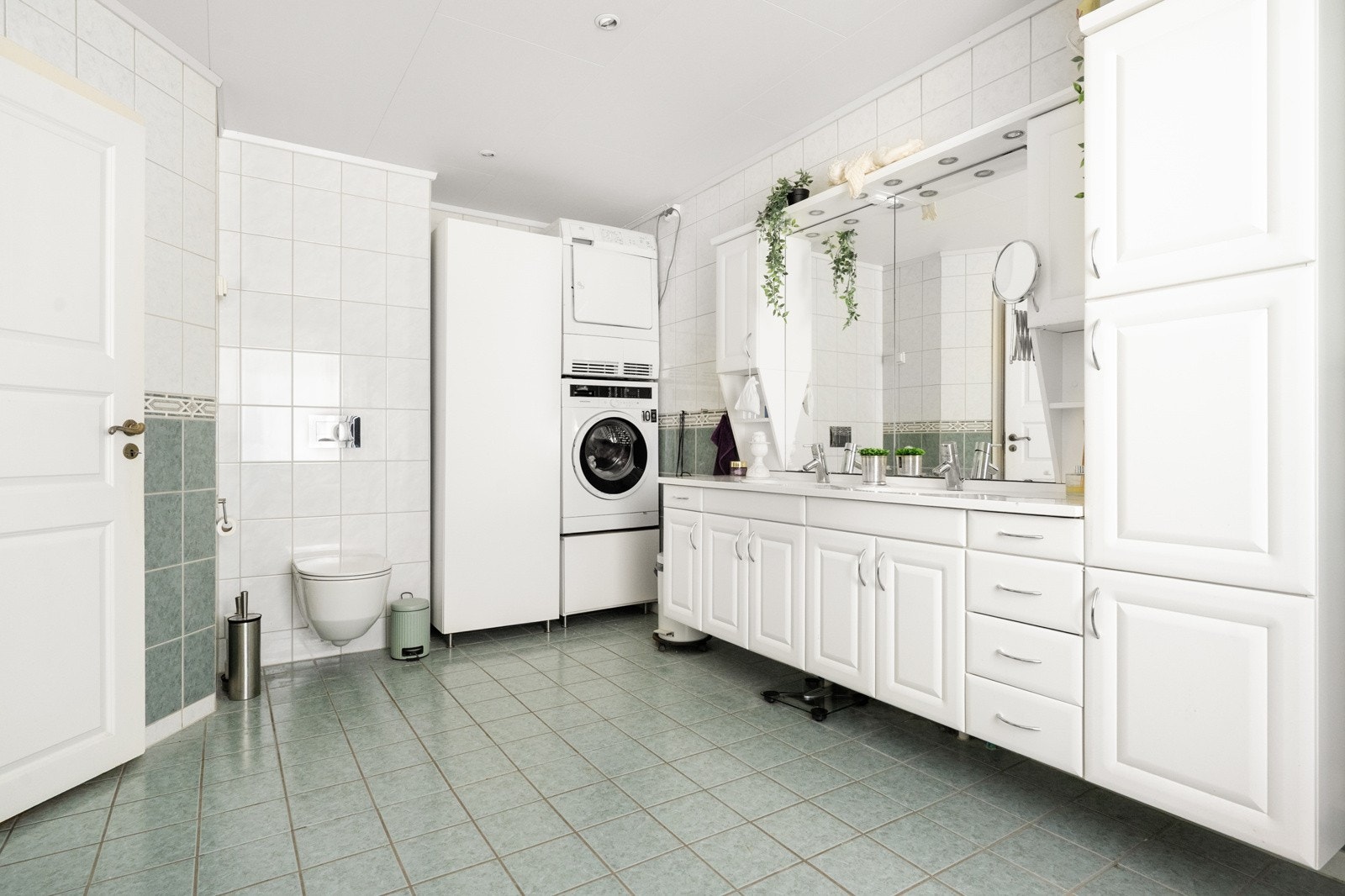 Badet er innredet med servant med skap, kabinett, WC og plass til badekar. Galleribilde