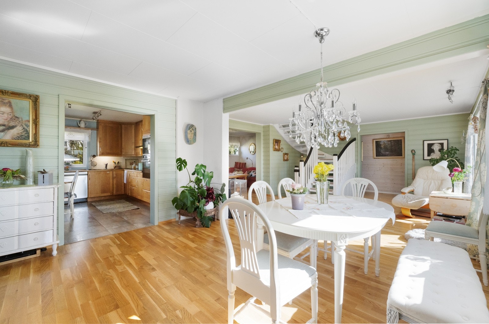 Her får du en innbydende bolig med god planløsning, gode lysforhold og en rekke sosiale soner - perfekt for både familieliv og gjester. Galleribilde