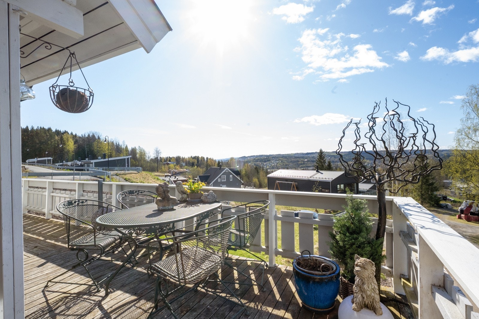 Boligen byr på flott utsikt og gode solforhold, en stor terrasse samt hage med plen og beplantning Galleribilde