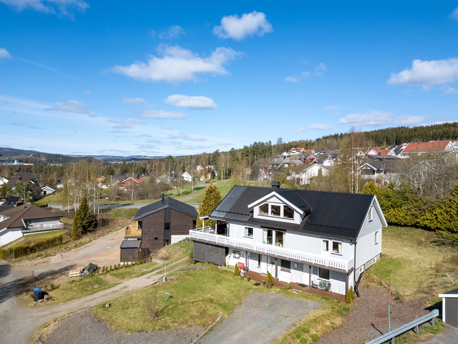 Med beliggenhet øverst på byggefeltet har man fantastisk flott utsikt samt en romslig tomt som gir huset en usjenert plassering og frihetsfølelse. Galleribilde