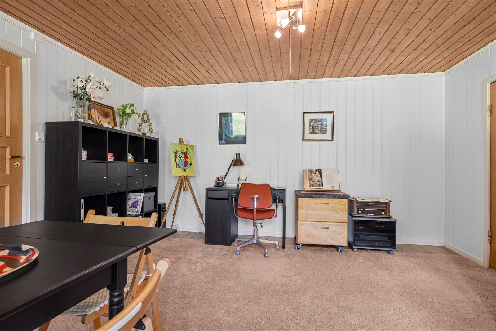 Utleiedelen leveres komplett møblert med hvitevarer, og er klar til å leies ut fra dag én. Galleribilde