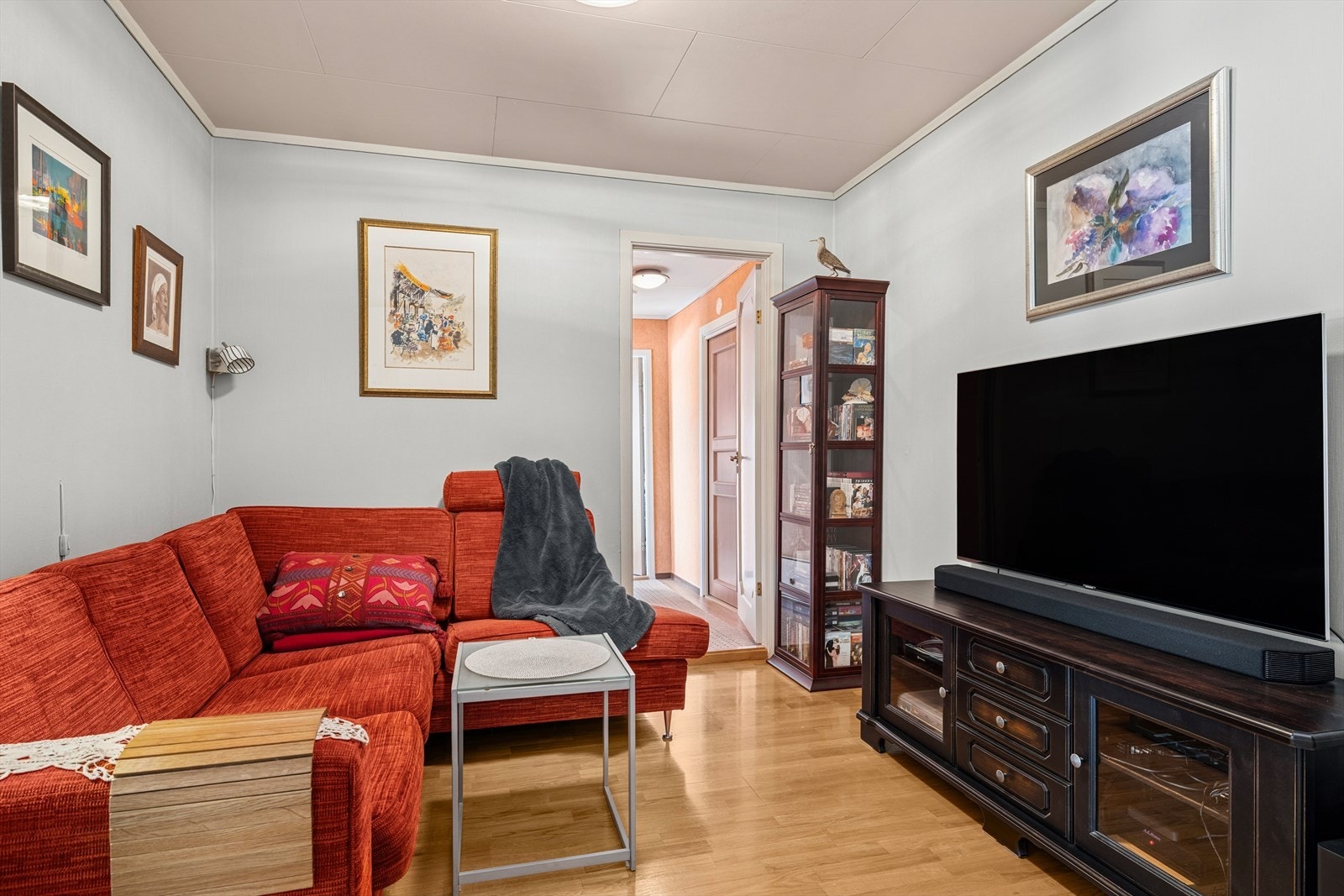 En del av stuen brukes i dag som TV-stue, usjenert fra hovedstuen. Galleribilde