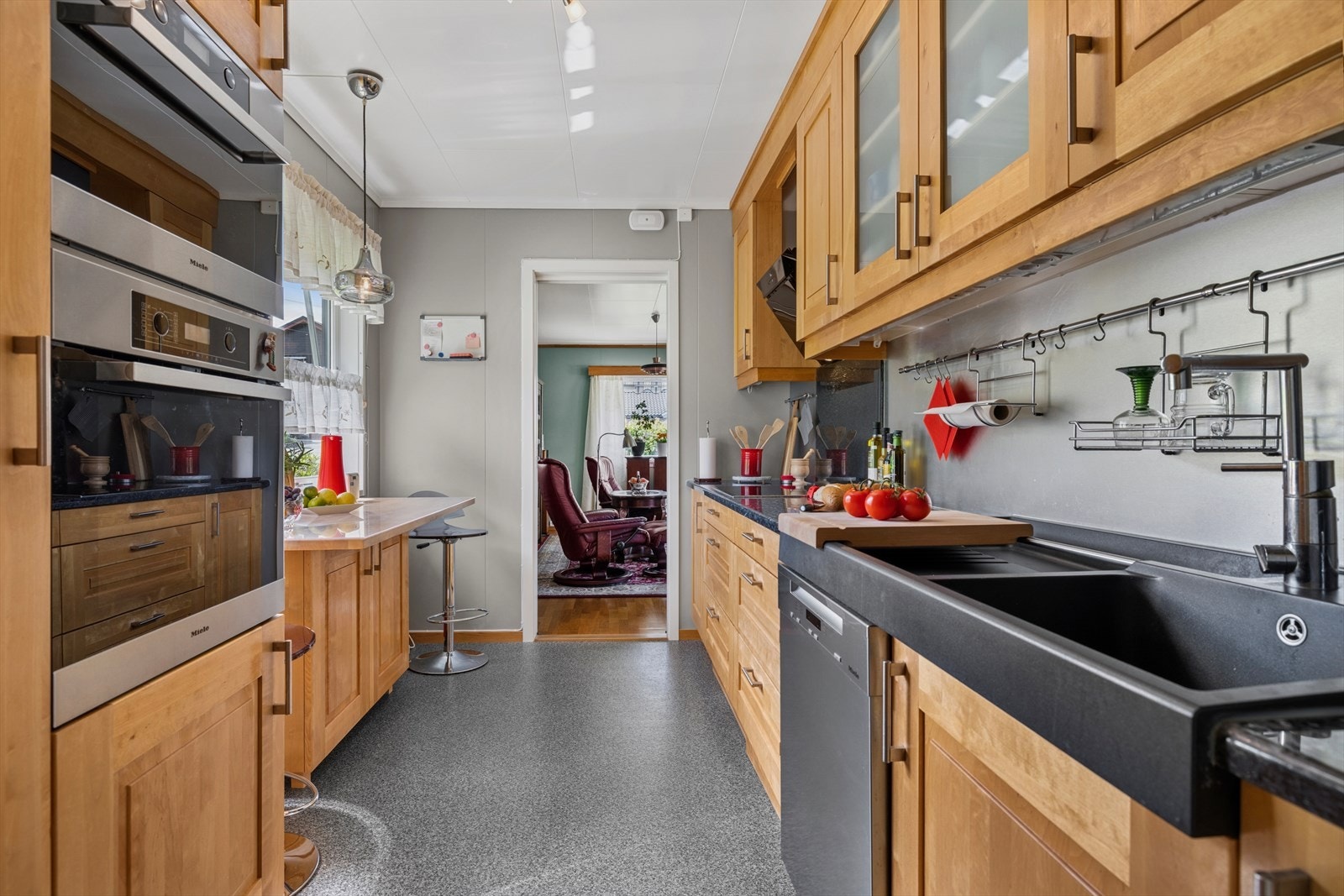 Kjøkkenet ligger adskilt fra stuen med egen skyvedør, og er utstyrt med et kvalitetskjøkken fra Øyfjell Kjøkken (2010) med heltre bjørkfronter og benkeplate av stein. Galleribilde