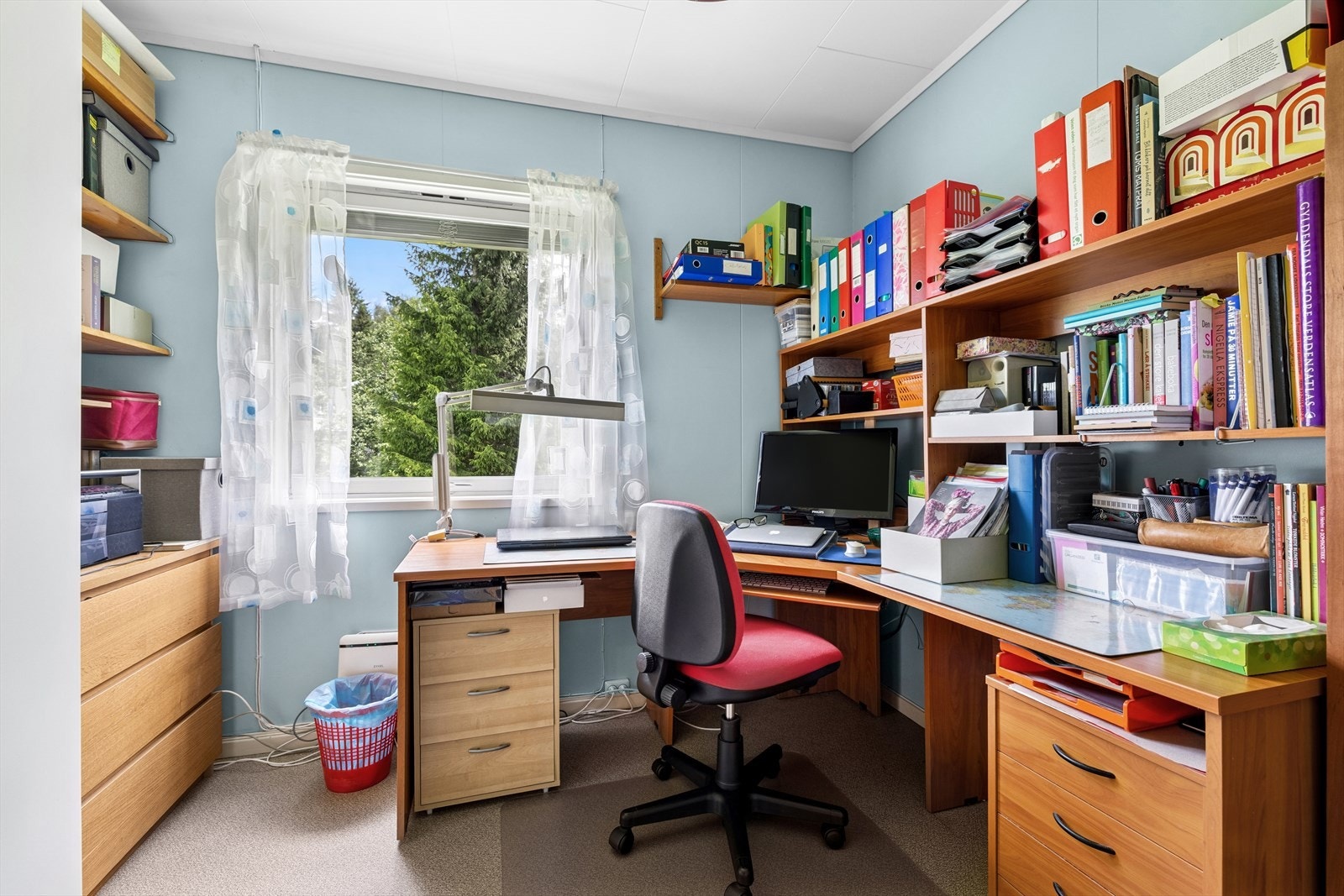 En mellomgang fra stuen leder deg inn i en skjermet sone med tre soverom, hvor hovedsoverommet har utgang til egen balkong. Galleribilde