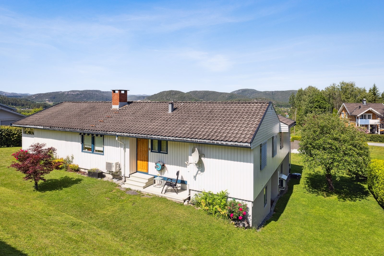 Svært innholdsrik enebolig over to plan, opprinnelig bygget i 1972. Boligen har senere fått et praktisk tilbygg og en frittstående garasje oppført i 2015 Galleribilde