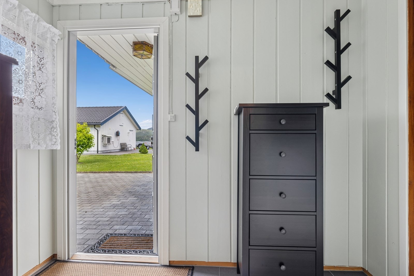 Velkommen inn! Utleiedelen har egen inngang og inneholder entre, stue, kjøkken, bad, soverom og bod. Denne boligen er godkjent for utleie og kan gi stabile, månedlige leieinntekter. Galleribilde