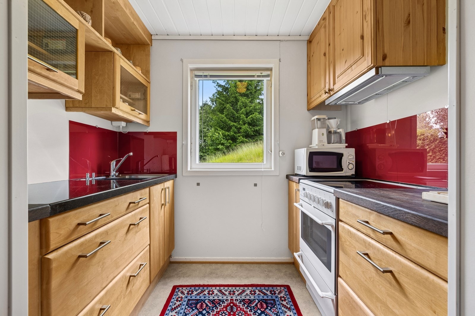 Utstyrt med samme kvalitetskjøkken som hoveddelen - Øyfjell Kjøkken med heltre bjørkefronter, laminat benkeplate og ventilasjon med avtrekk ført ut i yttervegg. Galleribilde