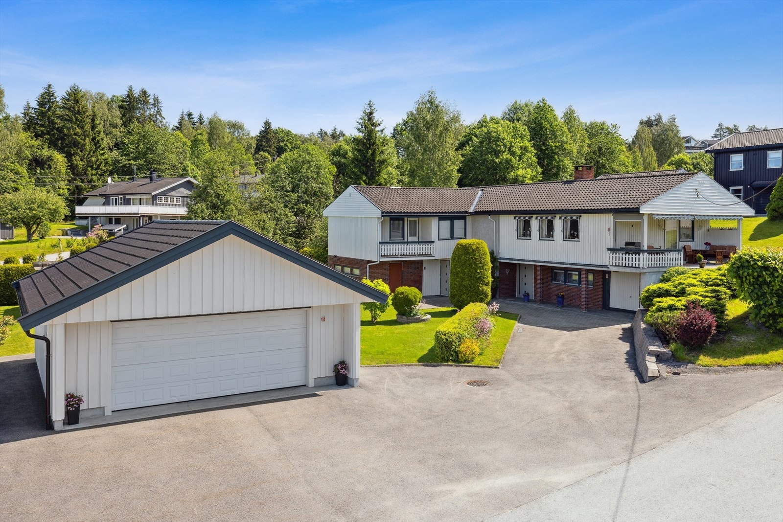 Velkommen til Hegnavegen 5 - en stor og flott enebolig med egen utleiemulighet, på en romslig tomt med vakker hage og ekte parkstemning. Galleribilde