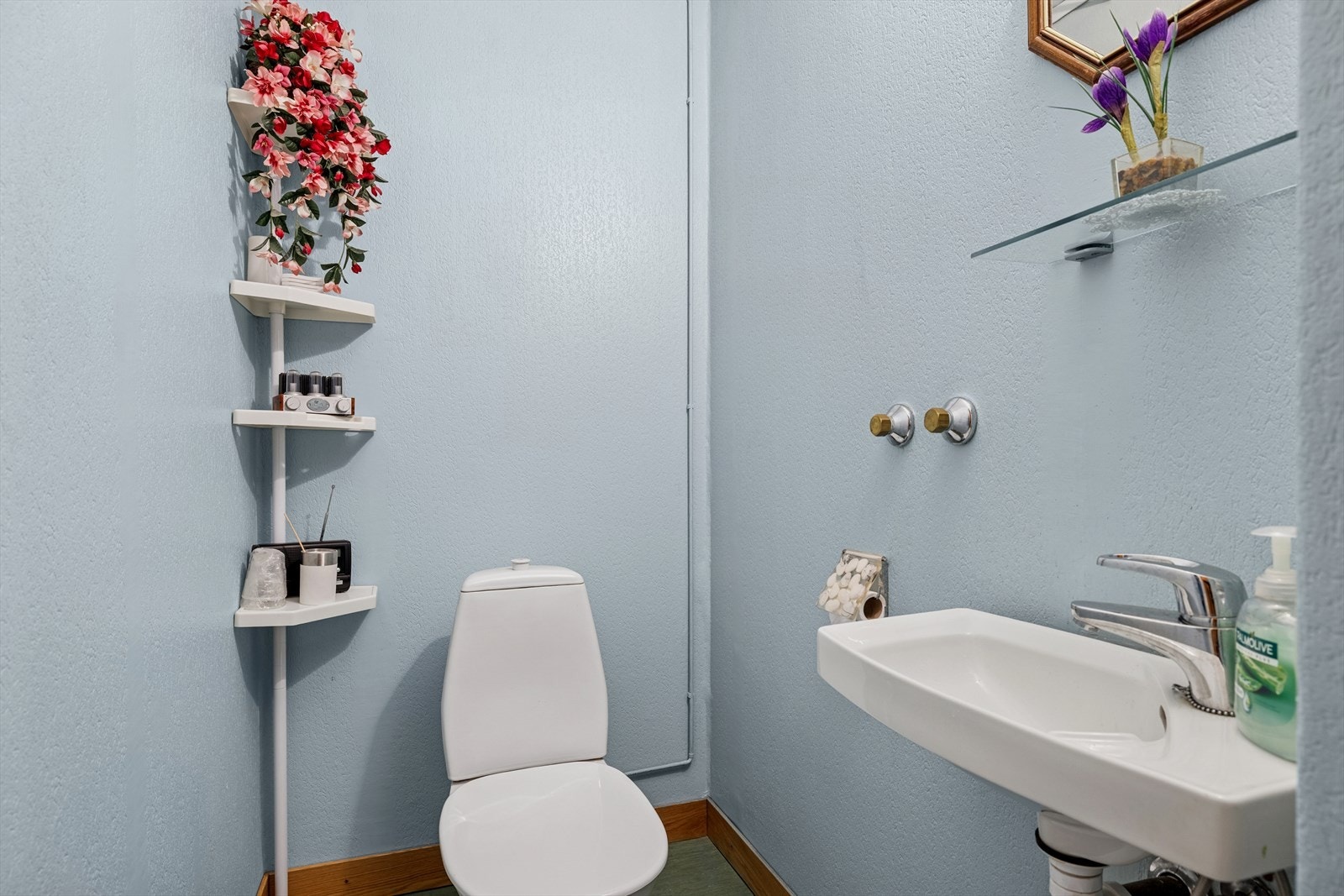 Separat toalettrom i underetasjen er praktisk plassert, slik at man ikke trenger å gå gjennom hele boligen. Galleribilde