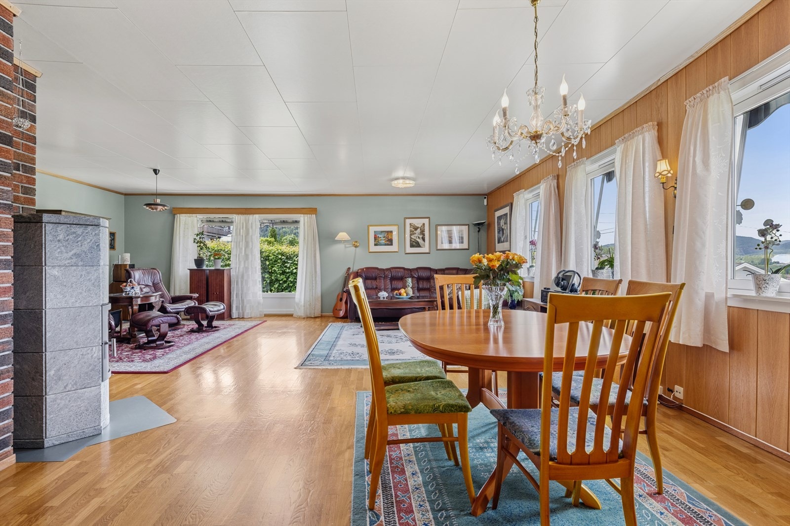 Boligen byr på en lys og stor stue med rikelig plass til flere møbleringssone, perfekt for både avslapning og sosiale sammenkomster. Fra stuen er det direkte utgang til en vakker terrasse og den velstelte hagen. Galleribilde