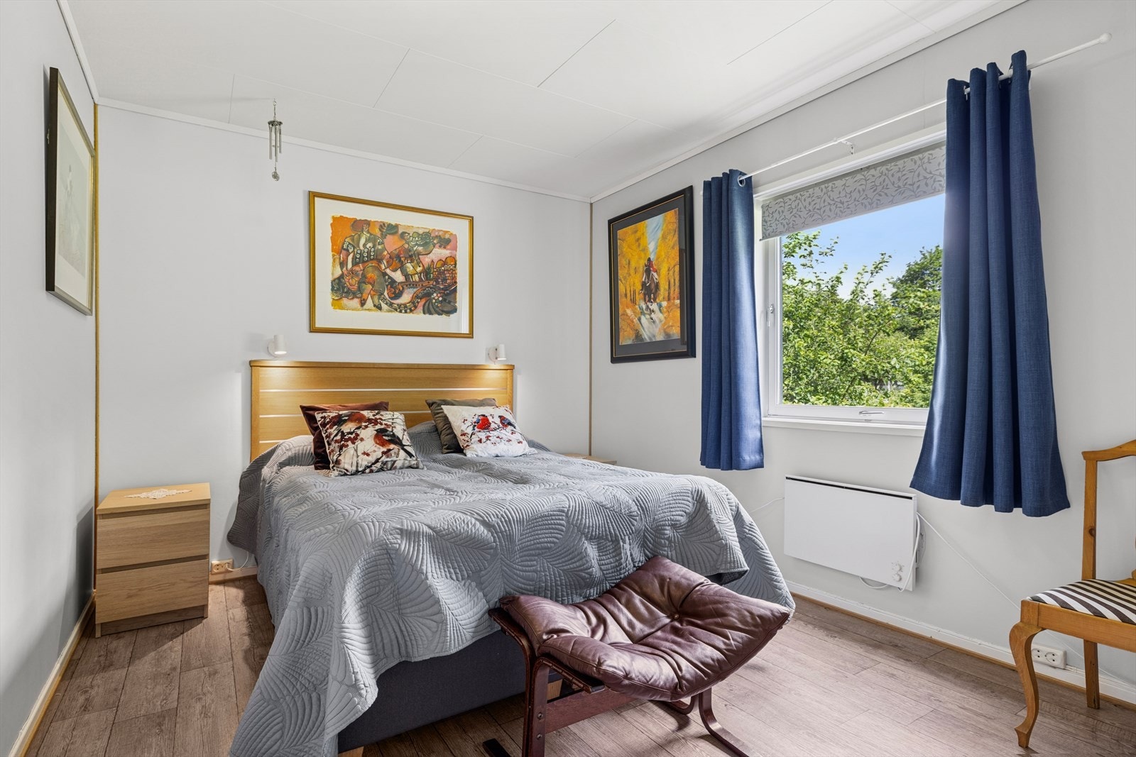 Boligen er perfekt for den større familien, med en hoveddel som byr på hele 5 romslige soverom. Galleribilde