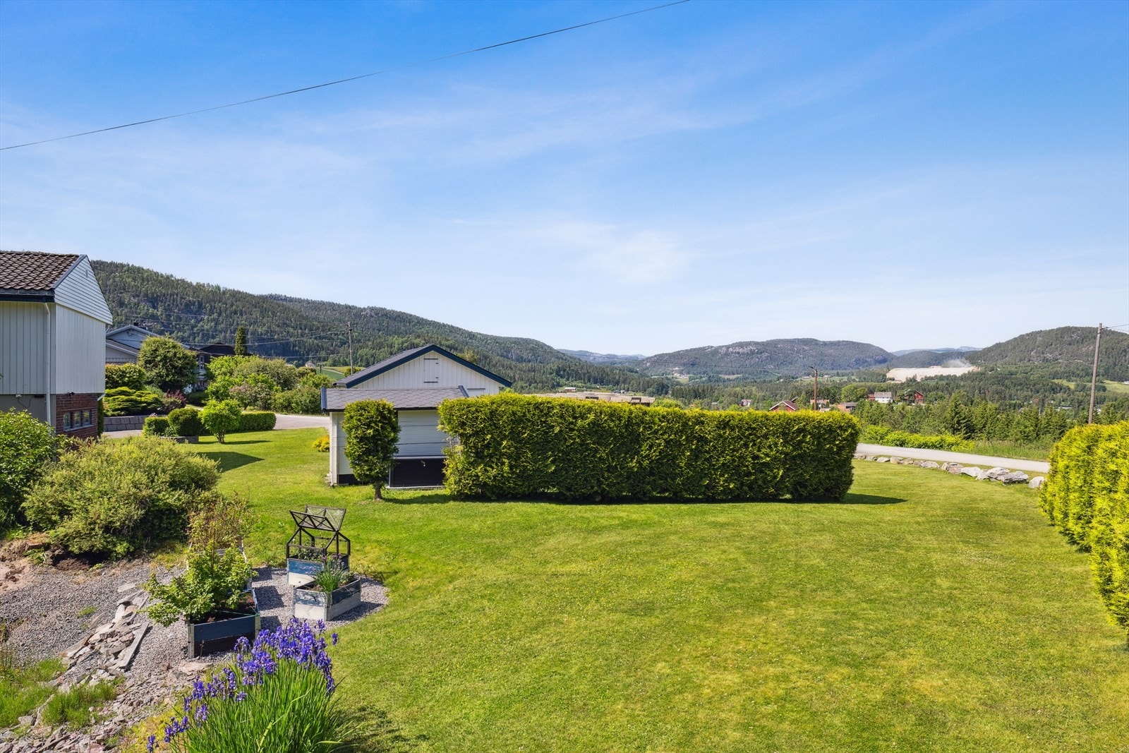 Eiendommen er svært godt orientert med sol fra morgen til kveld. Morgenkaffen kan nytes på kjøkkenets platting i morgensolen, mens stueverandaen har sol fra midt på dagen og helt til sent på kveld. Velkommen til visning. Galleribilde