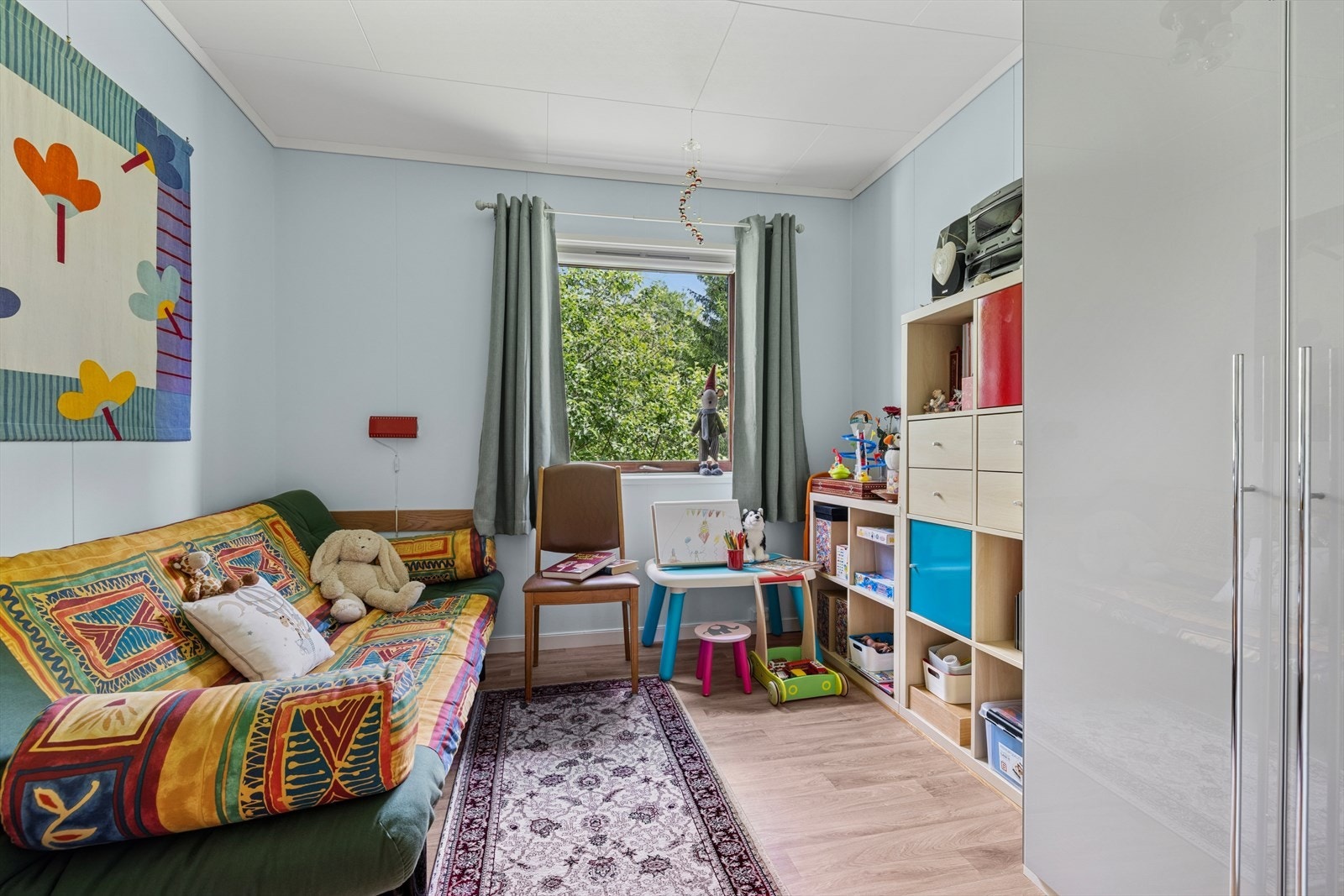 I tillegg finnes det en separat sovesone parallelt med denne delen av boligen, som inneholder ytterligere to soverom og et bad. Galleribilde