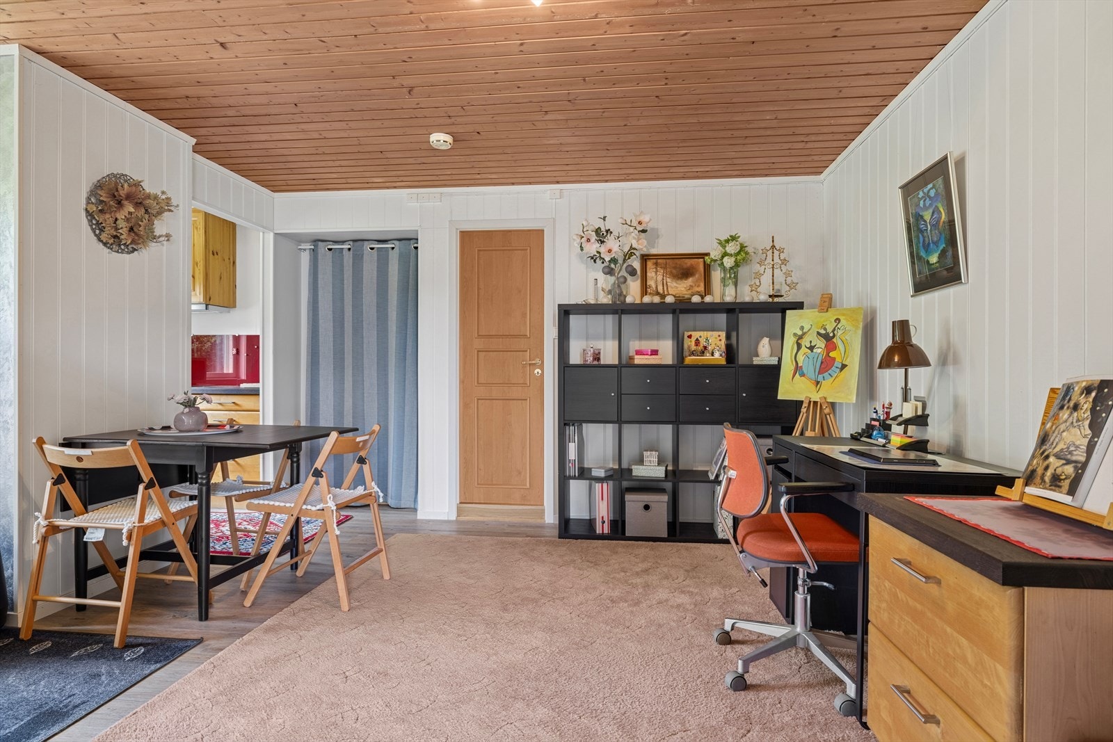 Her får man en romslig og funksjonell oppholdsflate - perfekt for både hverdag og hjemmekontor. Galleribilde