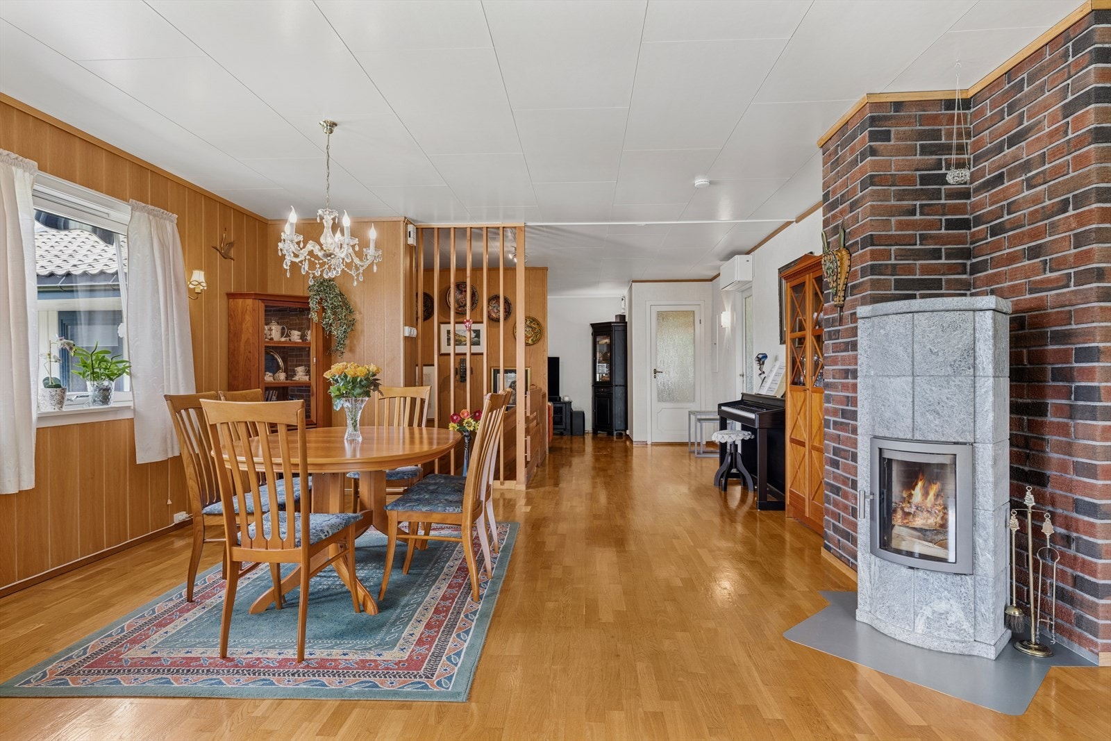 Det er montert varmepumpe som sikrer jevn og behagelig varme på kjølige dager, og effektiv kjøling når det er varmt. Galleribilde