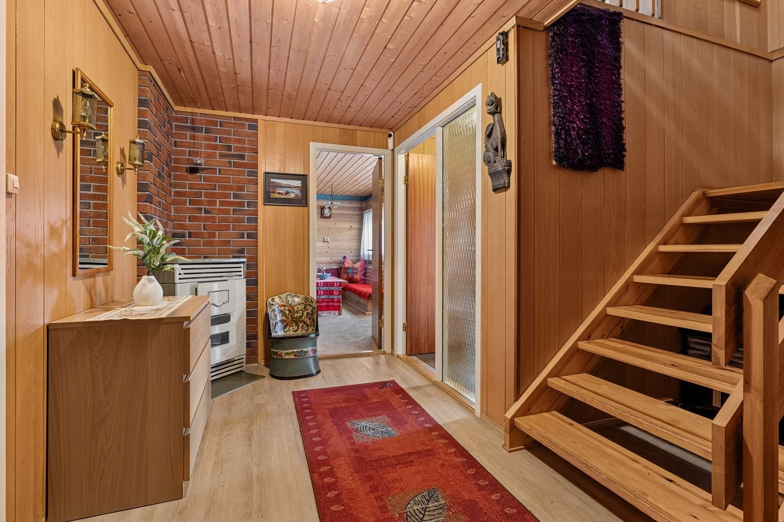 Boligen har hovedinngang i underetasjen. Du kommer først inn i et praktisk vindfang og videre inn i en romslig hall med trapp opp til hovedetasjen. Galleribilde