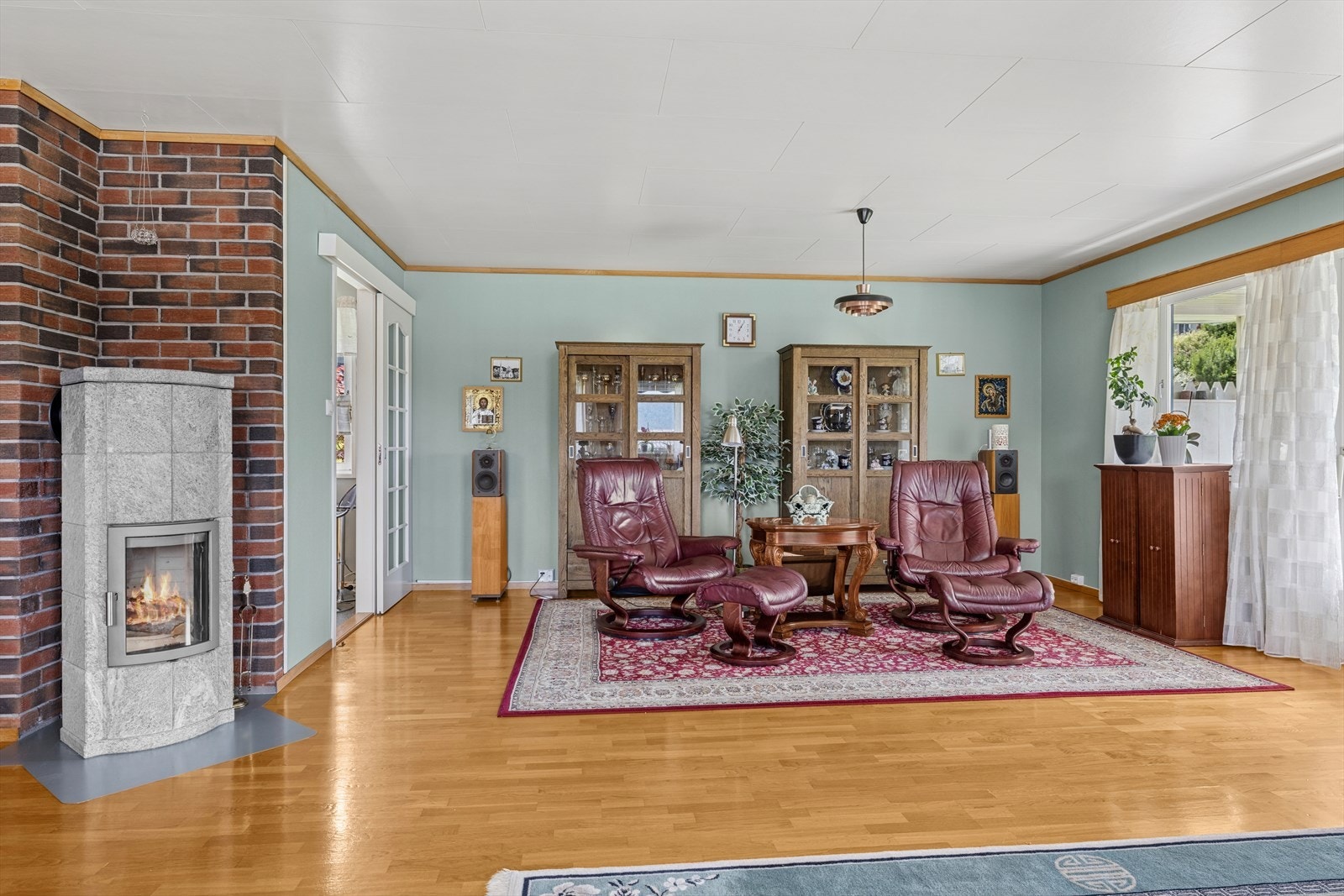 I stuen er det montert en flott klebersteinsovn som gir lun varme og skaper en koselig, knitrende atmosfære på kalde dager. Galleribilde