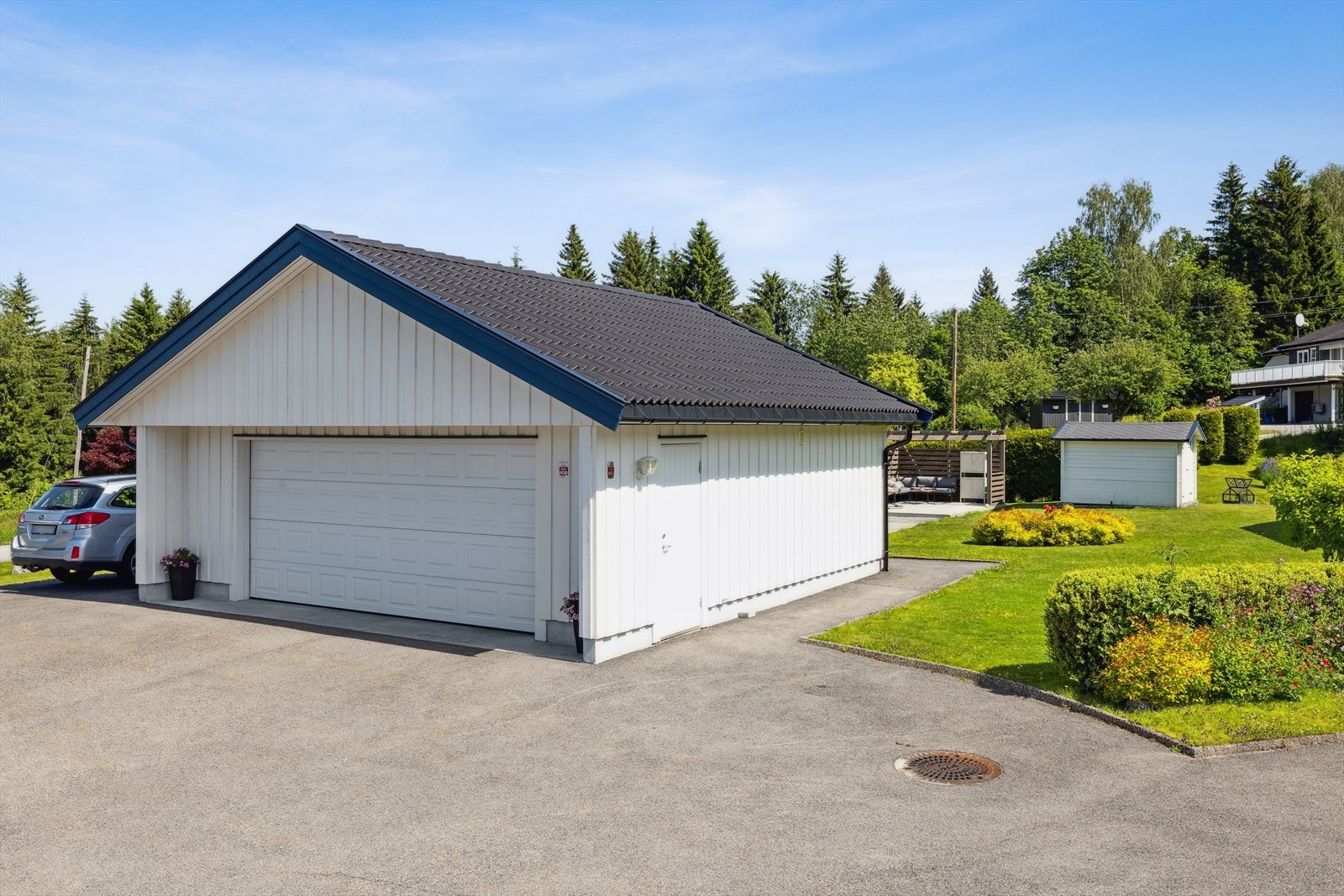Eiendommen er svært veldrevet og har gjennom årene blitt opparbeidet til en parkmessig perle. Det er asfalt og belegningsstein foran huset, samt en hellegang mellom garasjen og pergolaen som gir en flott og praktisk helhet. Galleribilde