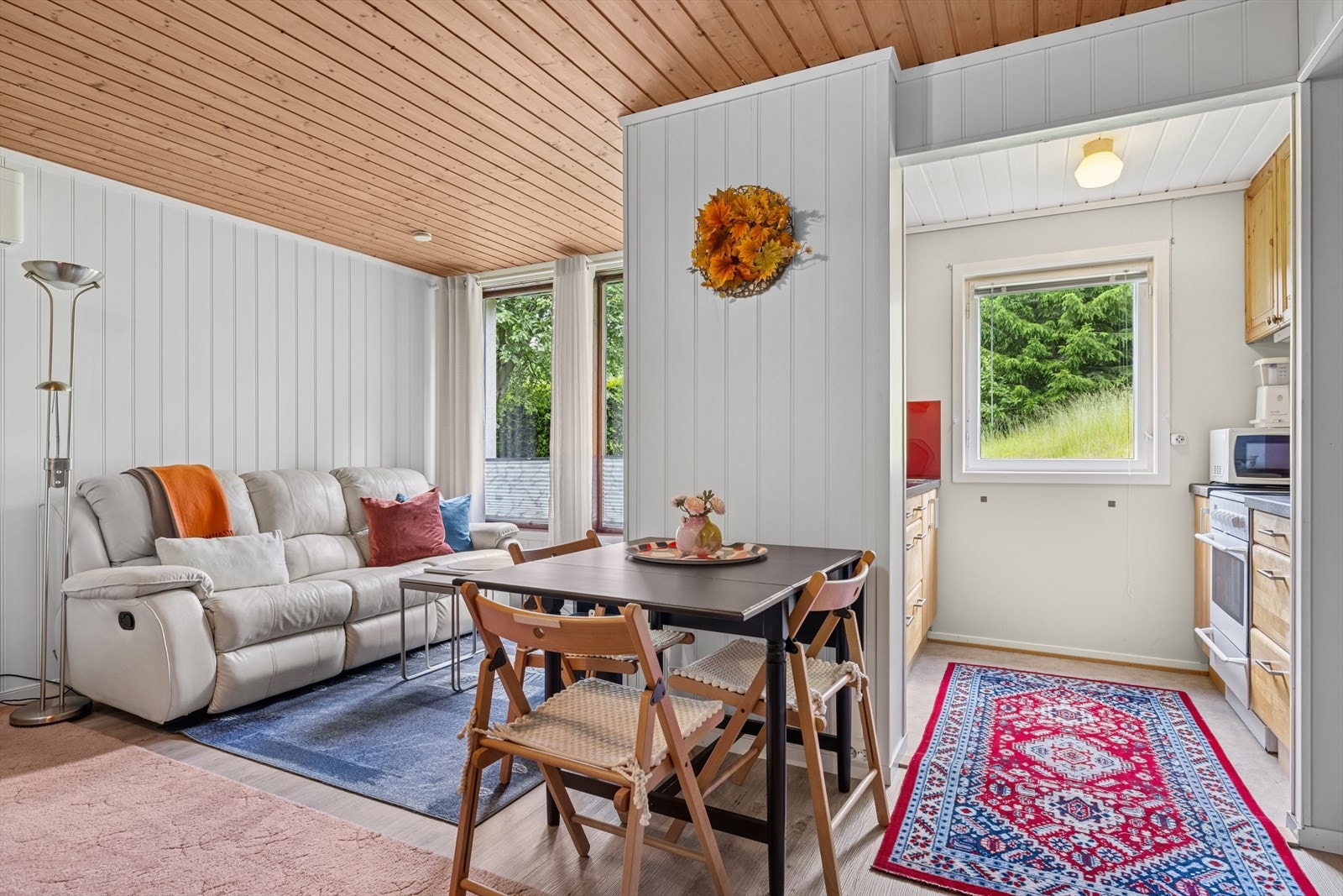 Stuen i leiligheten er av god størrelse og har en fleksibel utforming med plass til både sofagruppe, spisebord og en praktisk kontorplass. Galleribilde