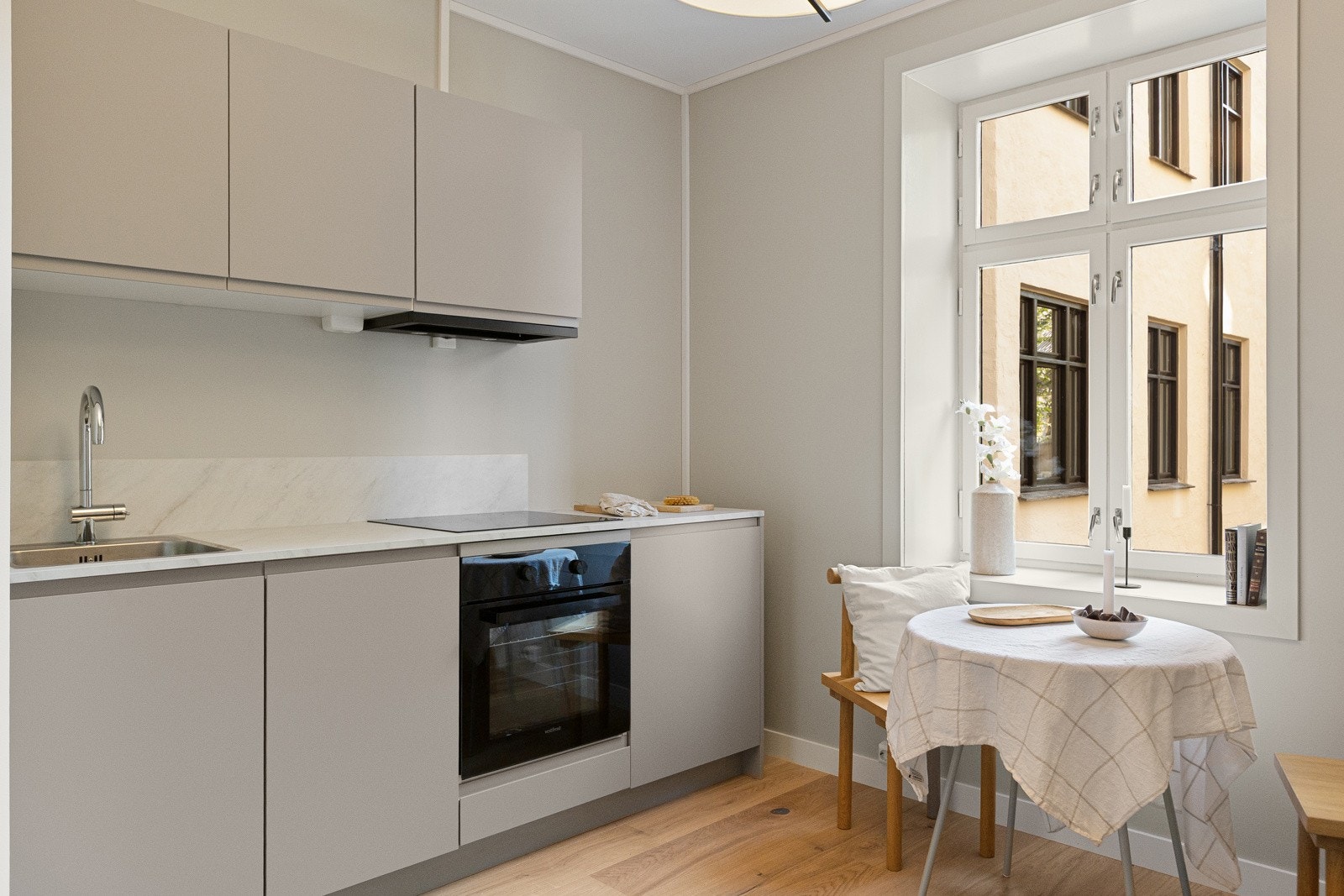 Nytt kjøkken med alt av integrerte hvitevarer Galleribilde