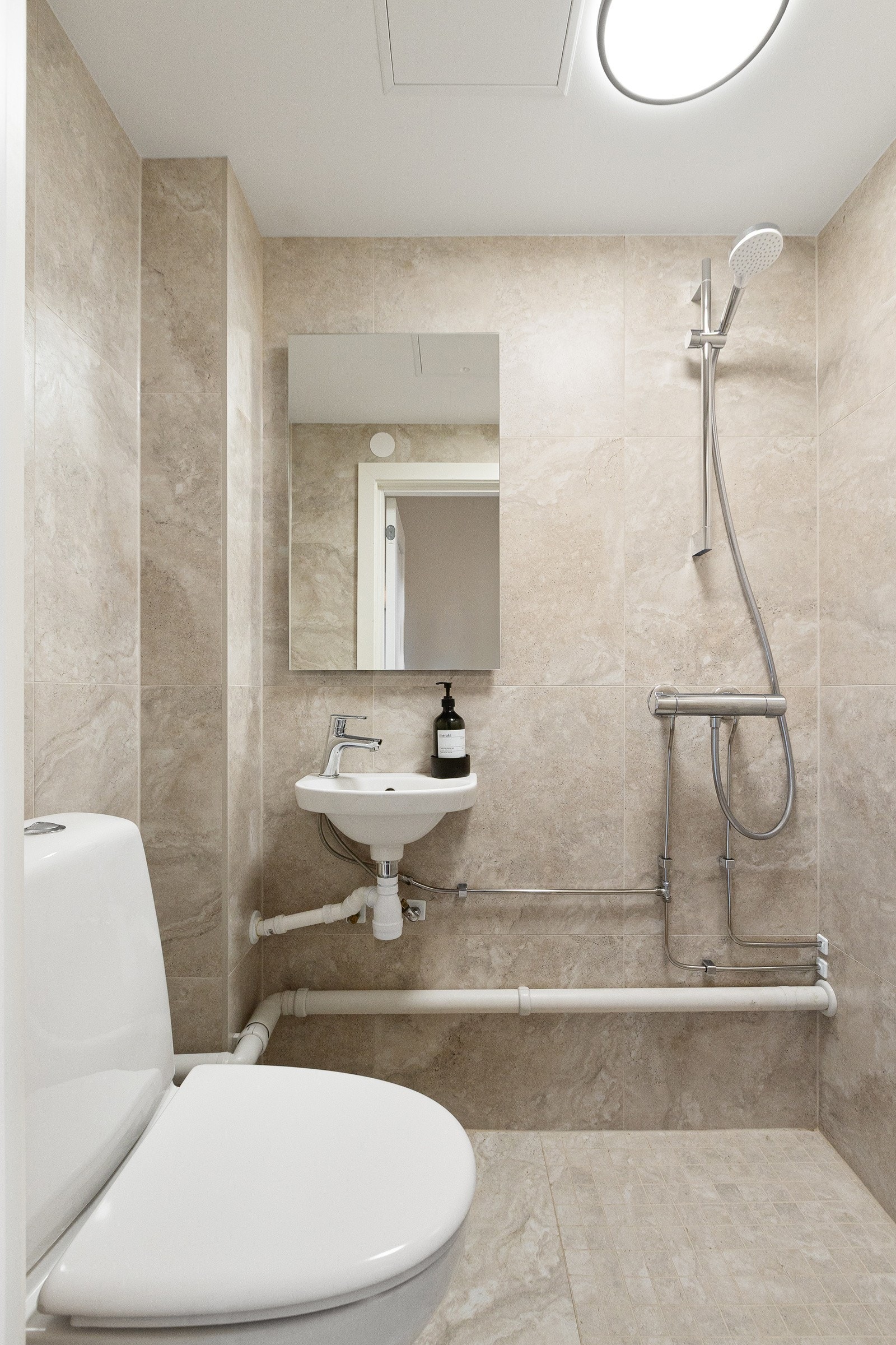 Pent oppusset bad. Varmtvann ink i husleie. Fellesvaskeri i samme etasje Galleribilde