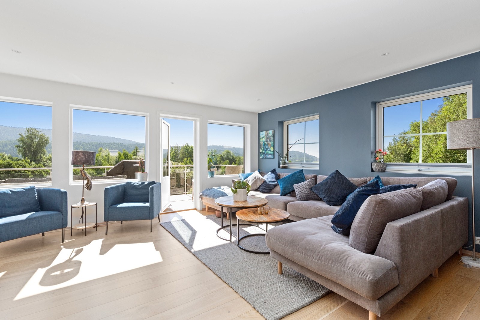 Romslig stue med masse lysinnslipp og rå utsikt. Galleribilde