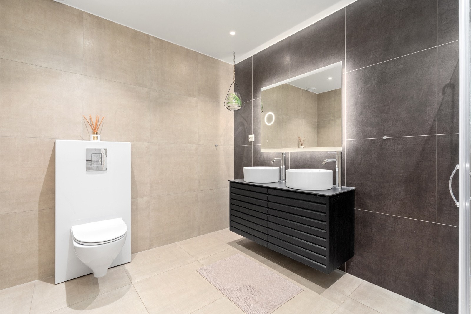 Stort og lekkert bad med tilgang til vaskerom. Galleribilde