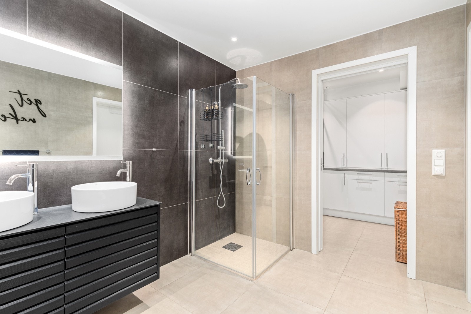 Begge bad har varmekabler i gulvet, downlightsbelysning og balansert ventilasjon. Galleribilde