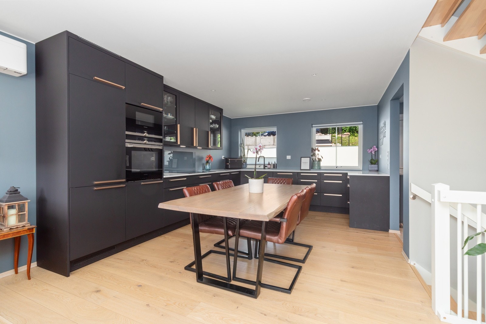 Lekkert, påkostet kjøkken med plass til spisebord. Galleribilde