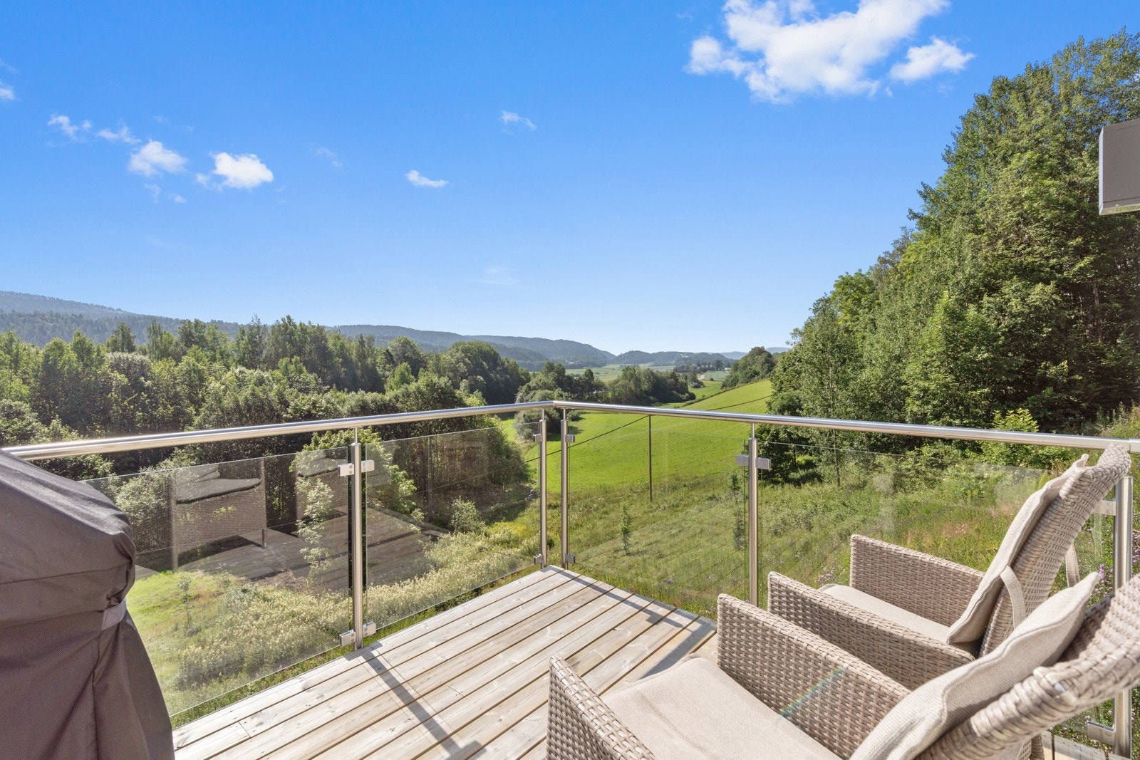 Boligen ligger høyt og fint med fantastisk utsikt og gode solforhold. Galleribilde