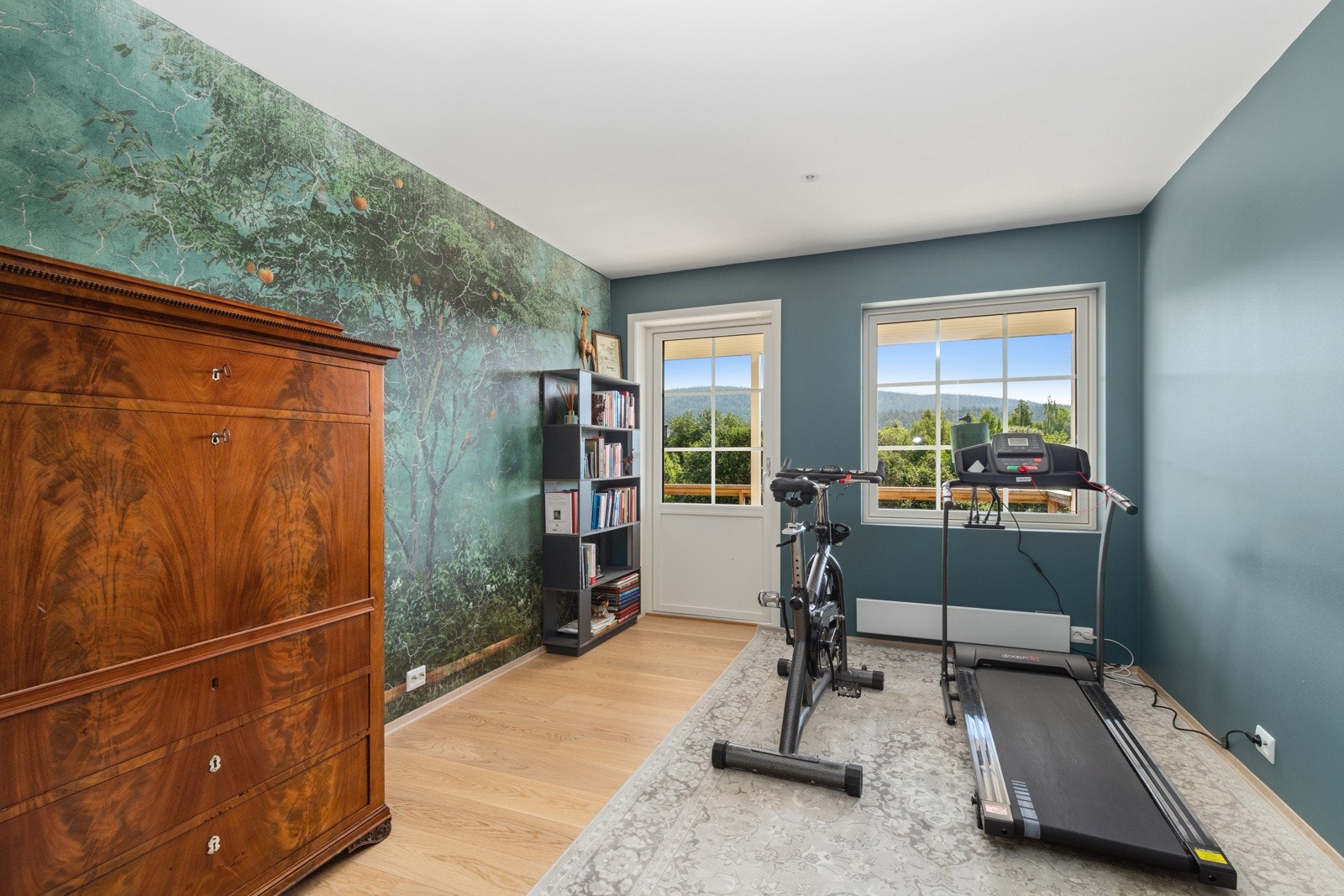 Soverom i u.etg med utgang til terrasse. Galleribilde