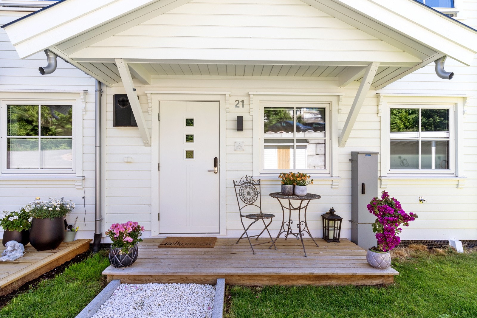 Hyggelig inngangsparti med tilliggende hageflekk. Galleribilde