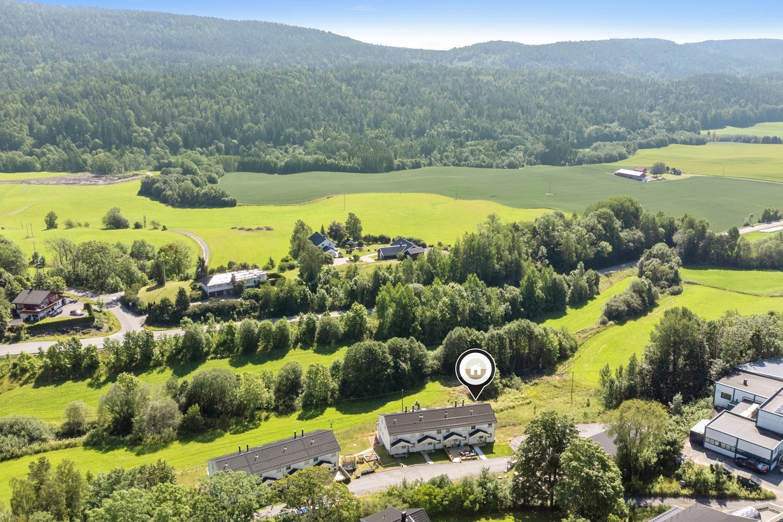 Boligen ligger i et rolig og barnevennlig område på Rølleshaugen, med kort vei til marka, skole, barnehage, butikk og idrettsanlegg. Galleribilde